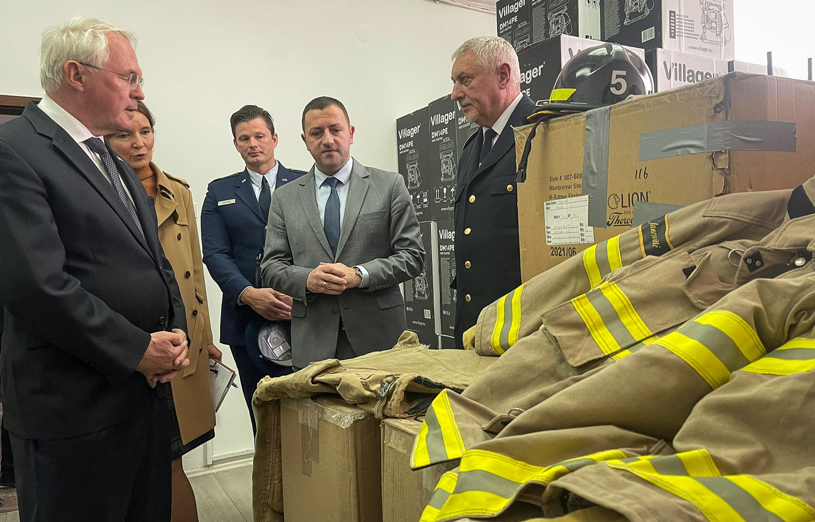 Амбасадор САД у Београду Кристофер Хил уручио вредну донацију Ватрогасном савезу Србије