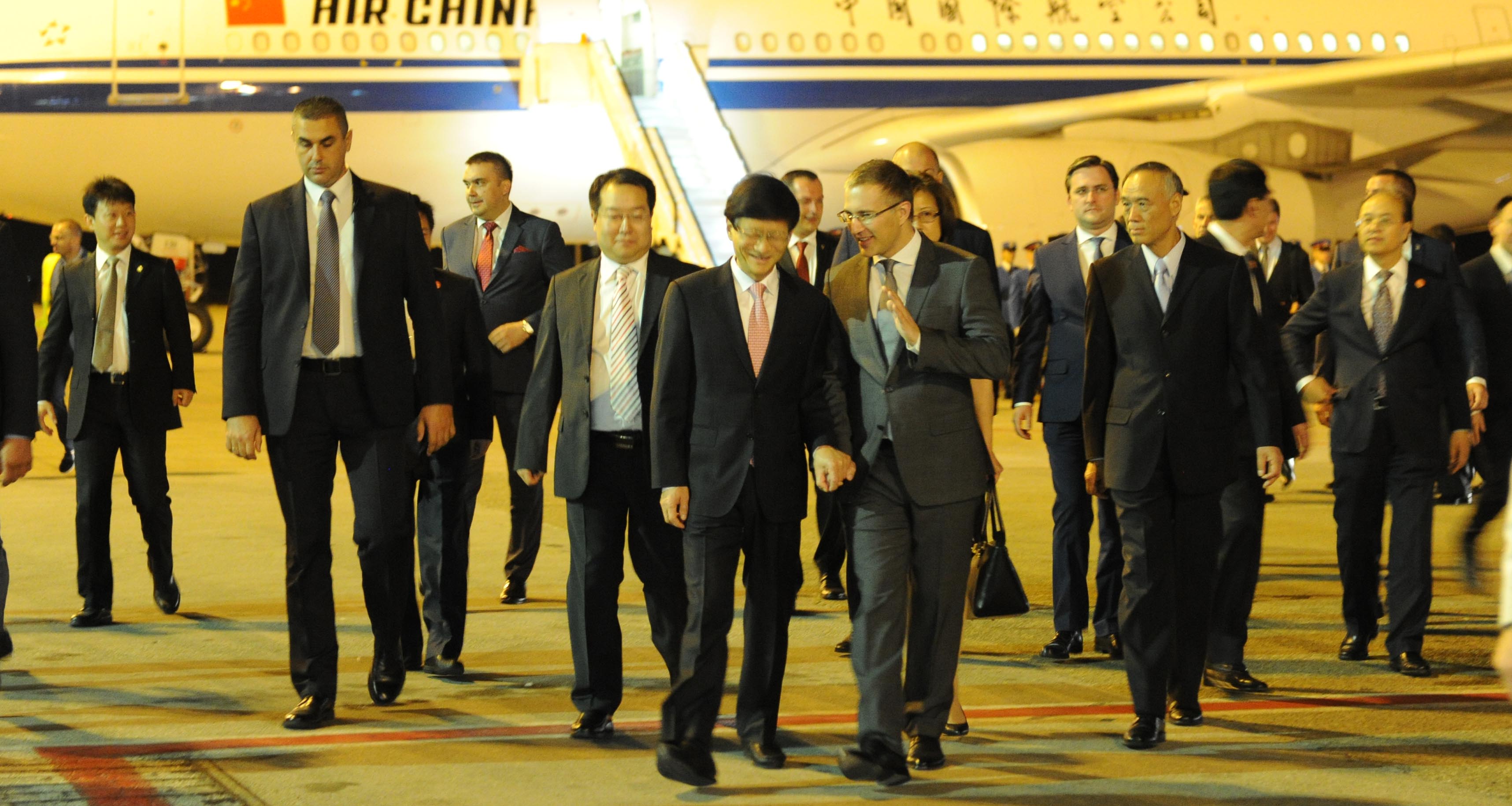 Министар Стефановић на аеродрому дочекао специјалног изасланика председника НР Кине