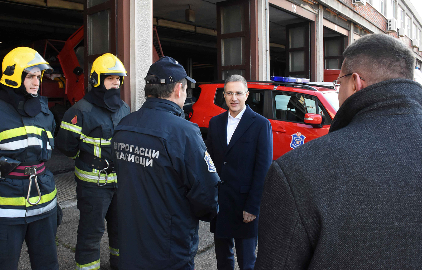 Ministar Stefanović obišao na Badnji dan pripadnike Vatrogasno-spasilačke brigade Beograd