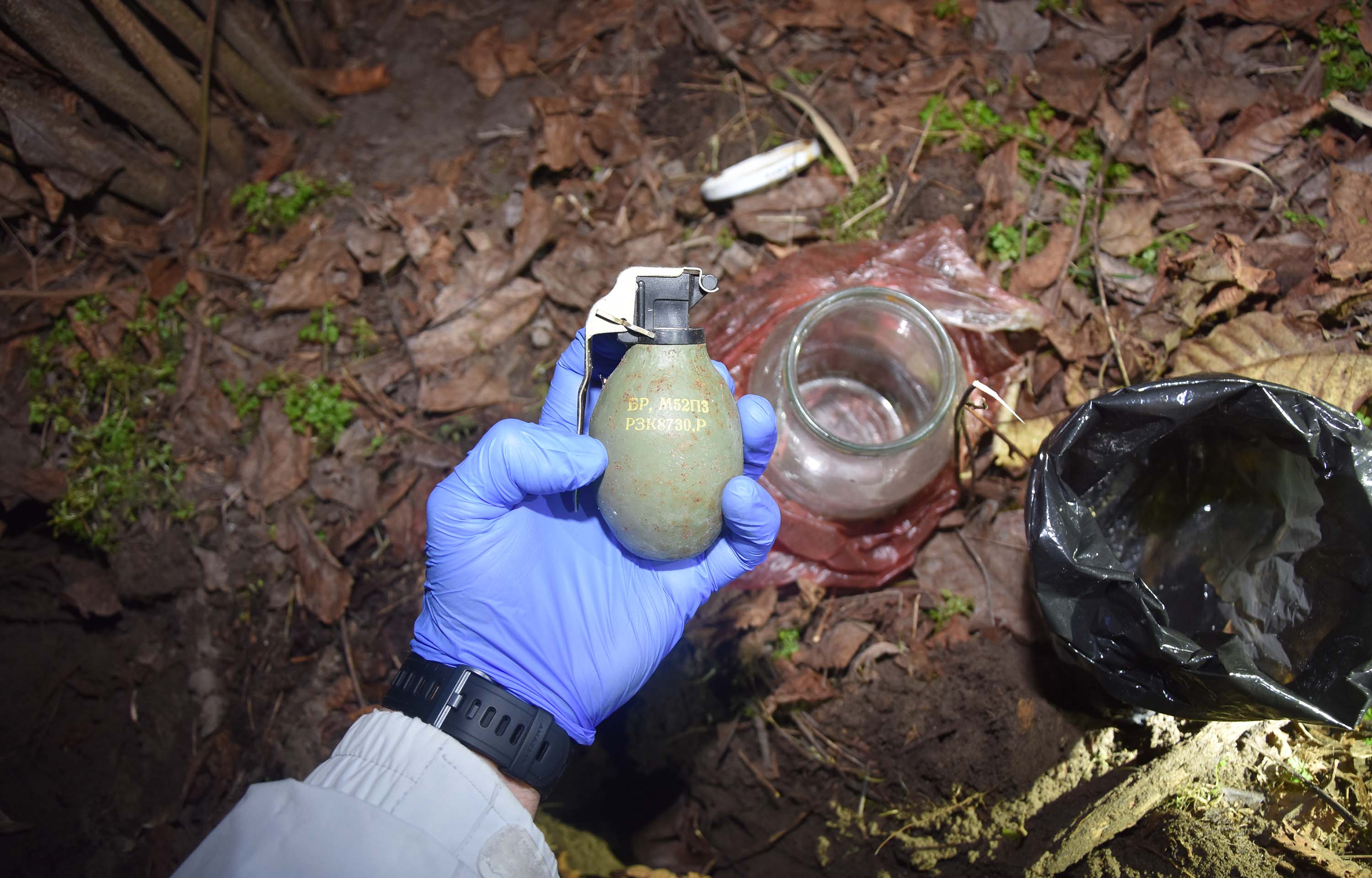 Пронађени кокаин и ручна бомба