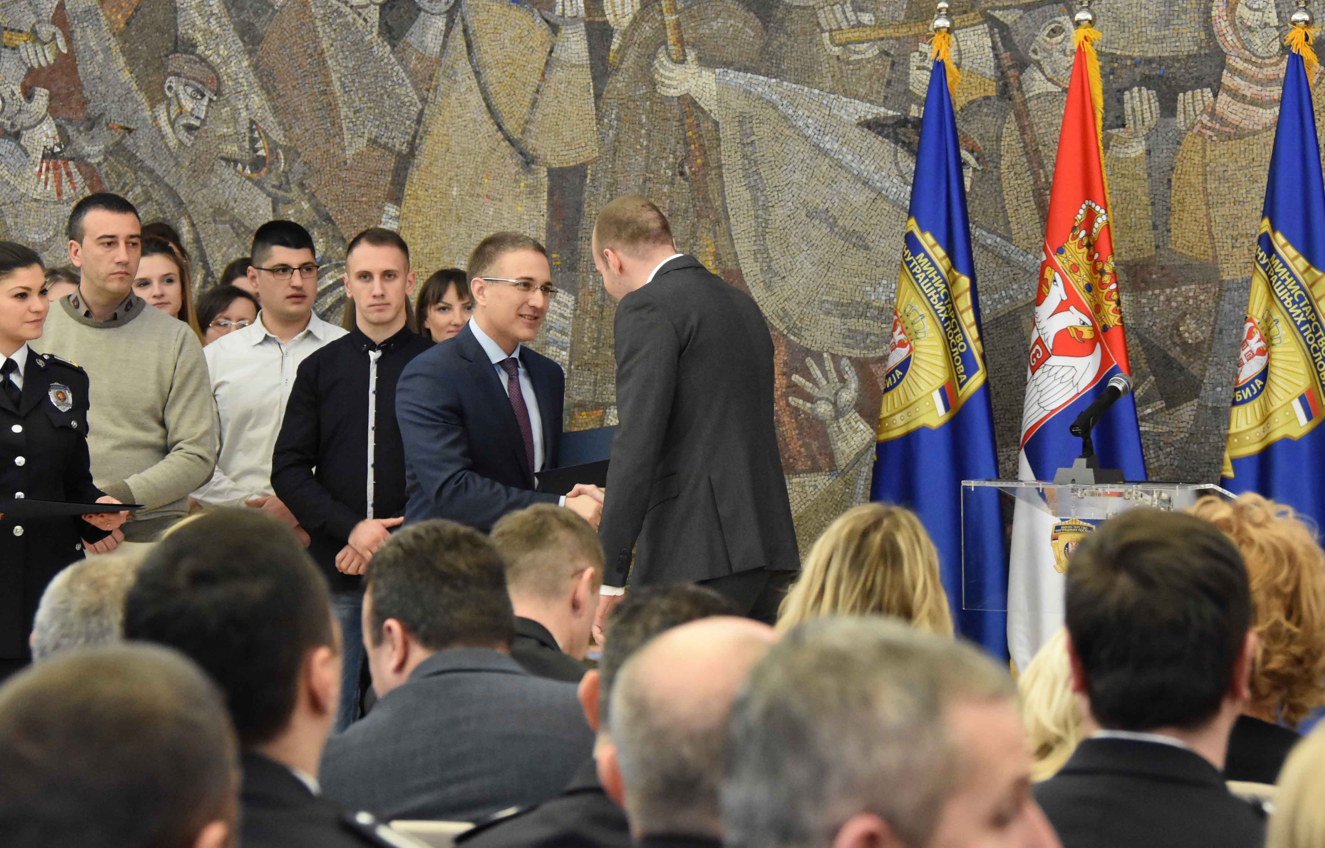 Министар Стефановић уручио решења о пријему у радни однос члановима породица погинулих и рањених припадника МУП-а
