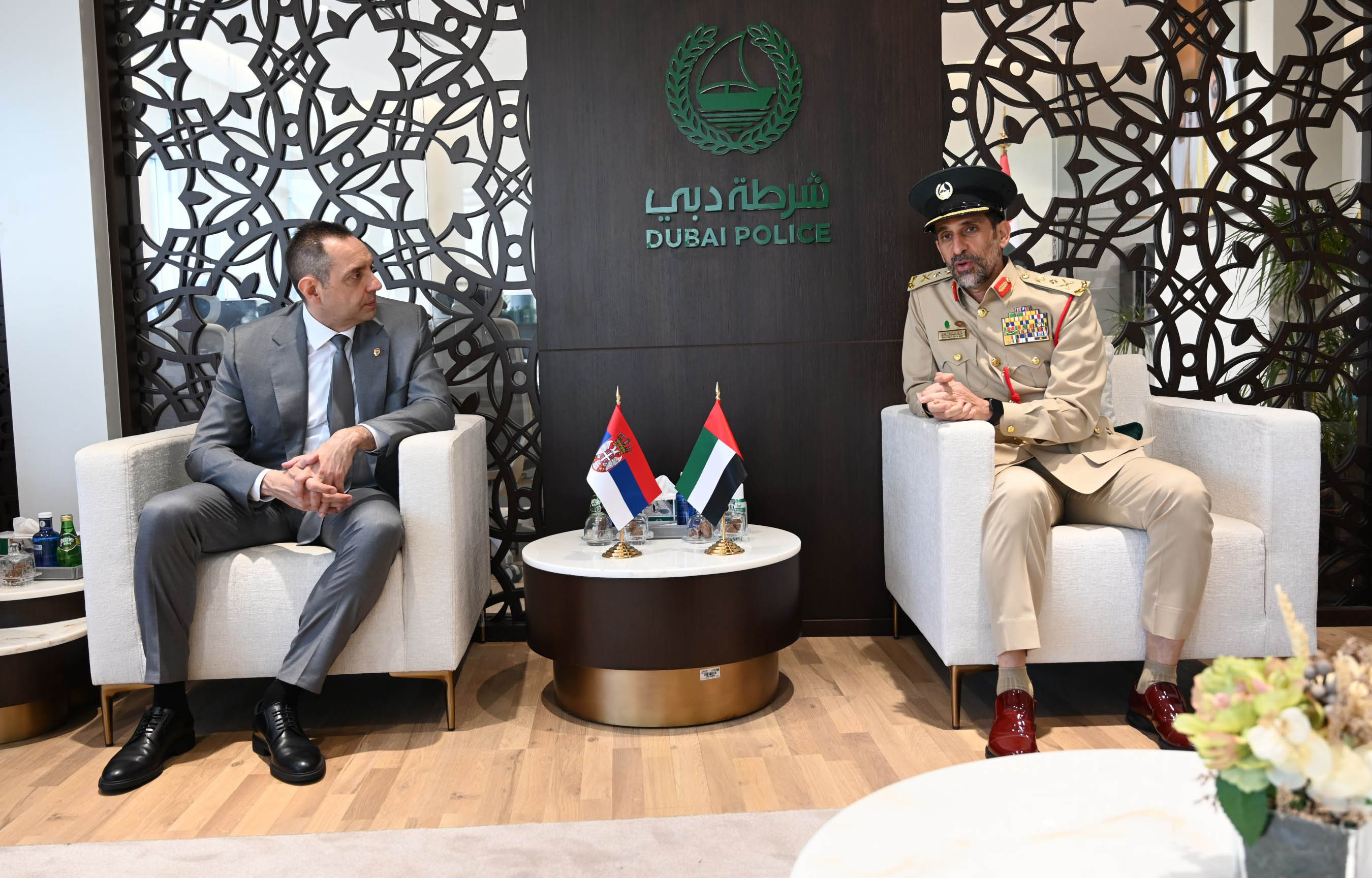 Ministar Vulin razgovarao je danas u Dubaiju sa direktorom policije Dubaija Abdulahom Kalifom Al Marijem o unapređenju saradnje