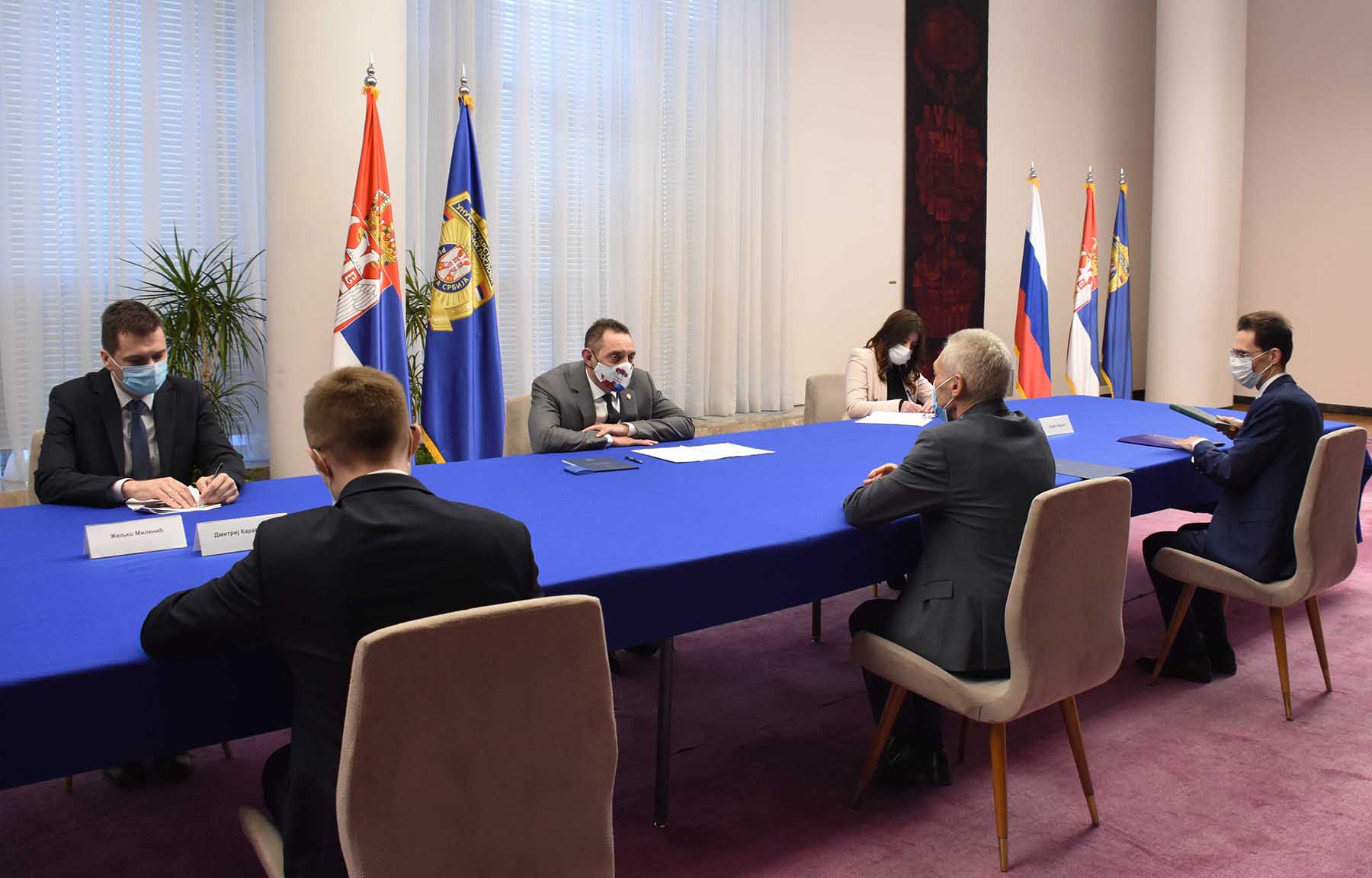 Министар Вулин разговарао са амбасадором Боцан-Харченком о даљем наставку сарадње двеју земаља