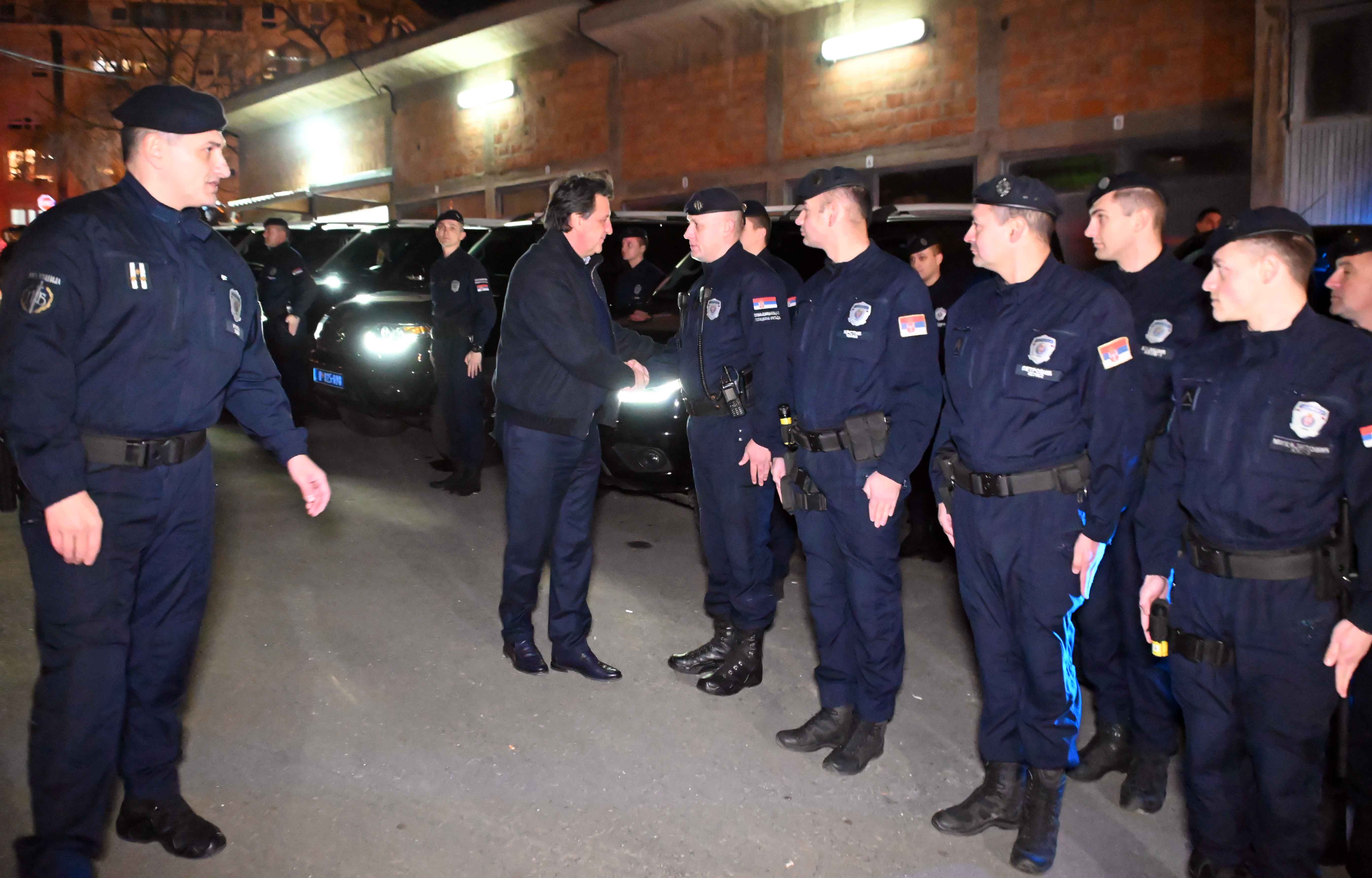 Министар Гашић обишао полицијске службенике који ће у новогодишњој ноћи бринути о безбедности грађана и њихове имовине