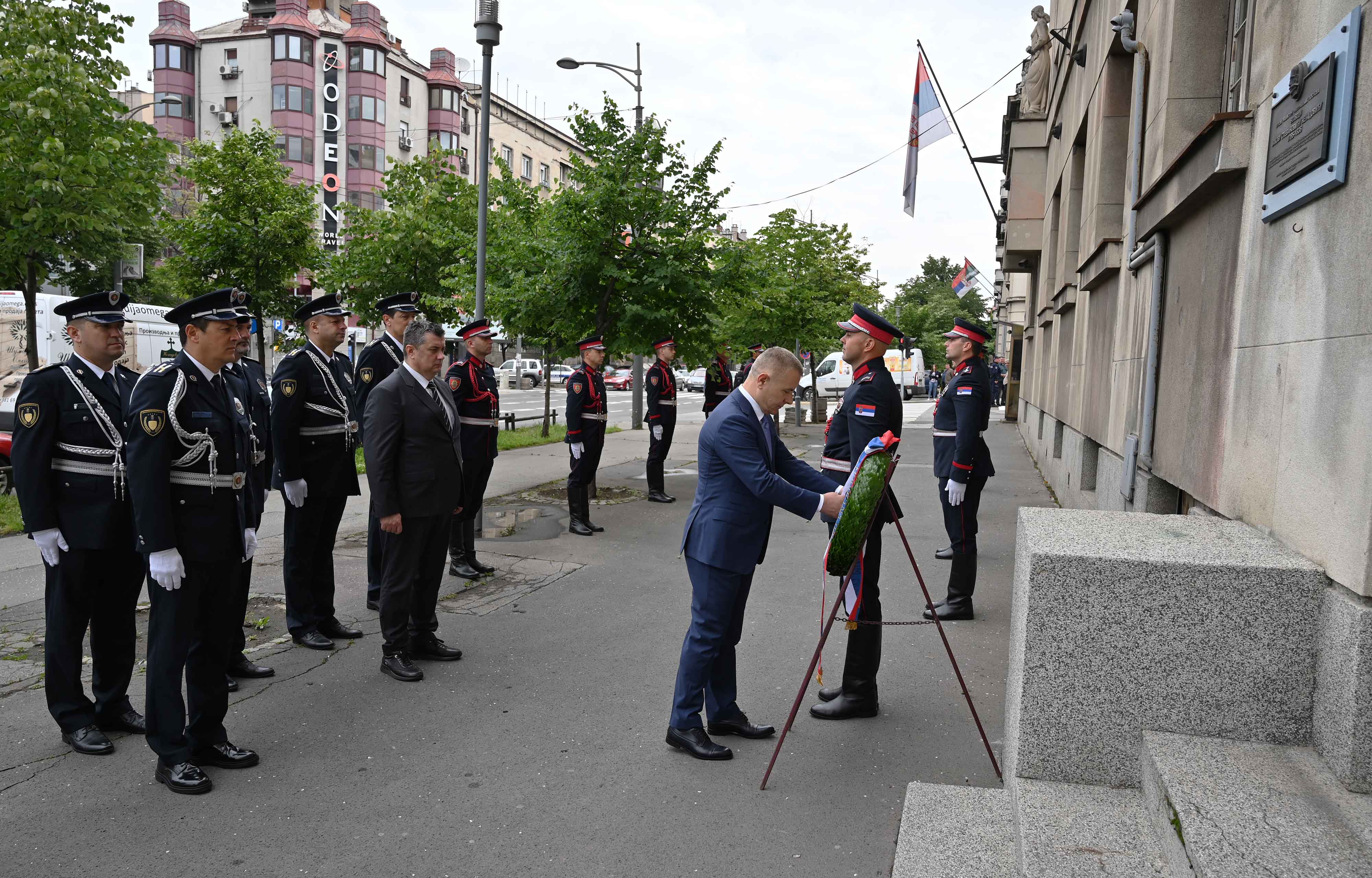 Ministar Stefanović položio venac na spomen obeležje pripadnicima Ministarstva unutrašnjih poslova koji su poginuli na dužnosti