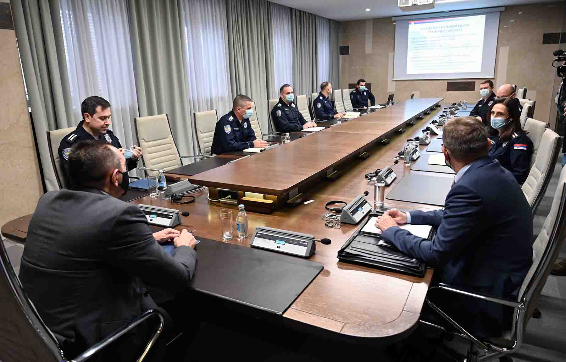 Министар Вулин одржао састанак са начелником и руководиоцима Управе саобраћајне полиције
