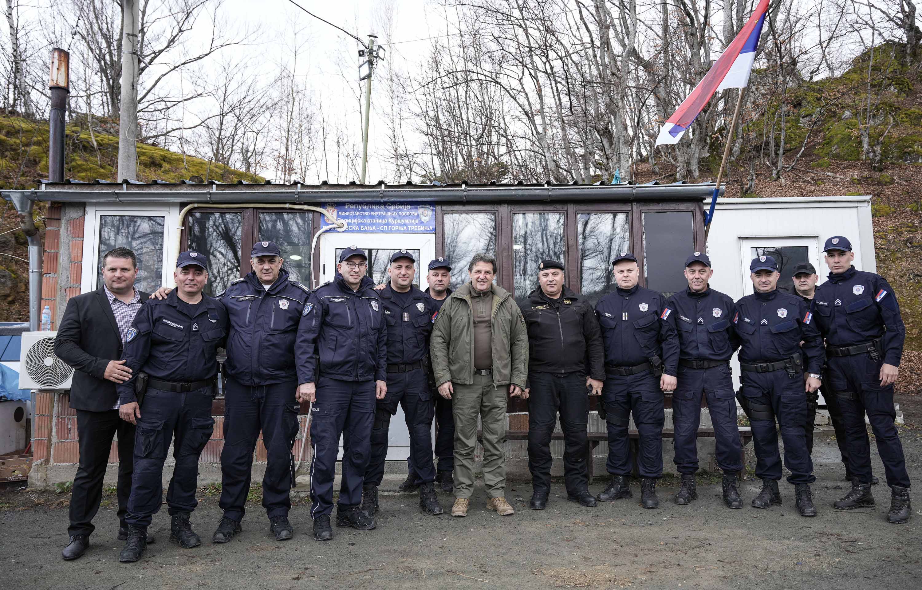 Министар унутрашњих послова Братислав Гашић обишао припаднике полиције ангажоване у Kопненој зони безбедности