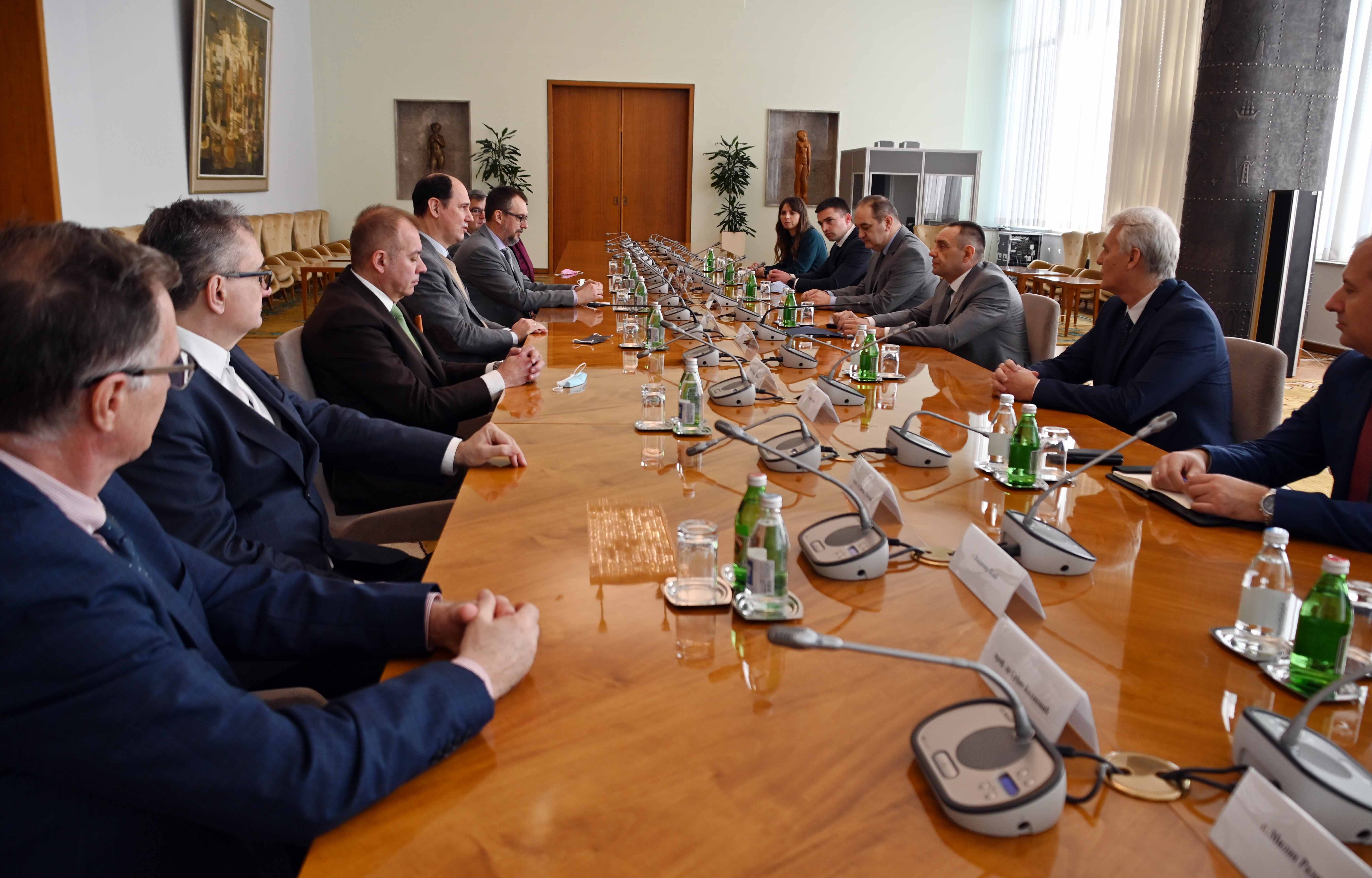 Министар Александар Вулин потписао је данас са деканима седам вискообразовних установа у Србији Споразум о пословној сарадњи