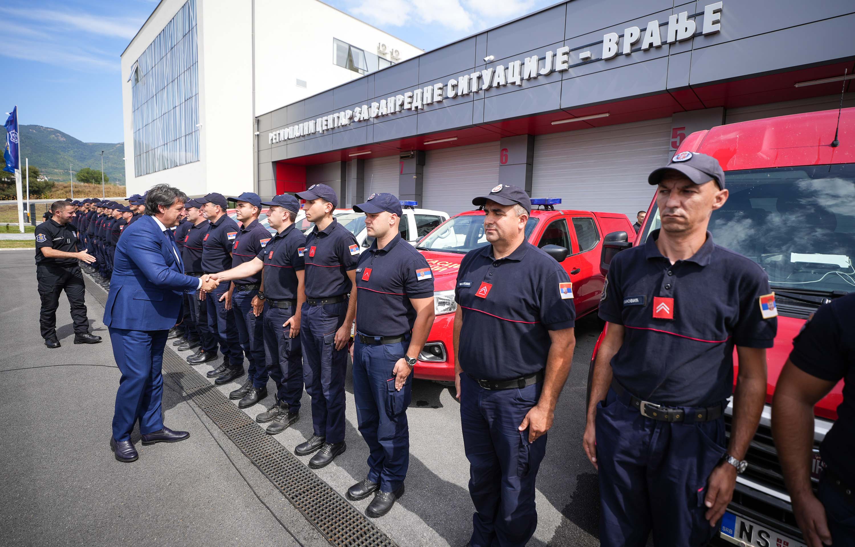 Министар Гашић дочекао у Врању ватрогасце-спасиоце који су били упућени у Грчку ради пружања помоћи приликом гашења пожара
