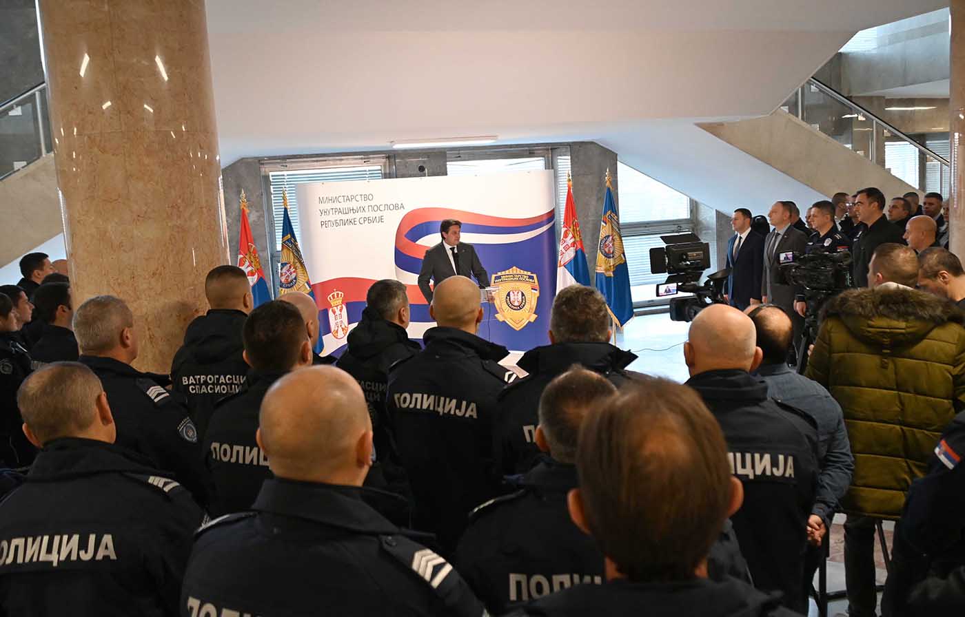 Министар Гашић захвалио полицијским службеницима и ватрогасцима на брзом и храбром реаговању у акциденту са амонијаком