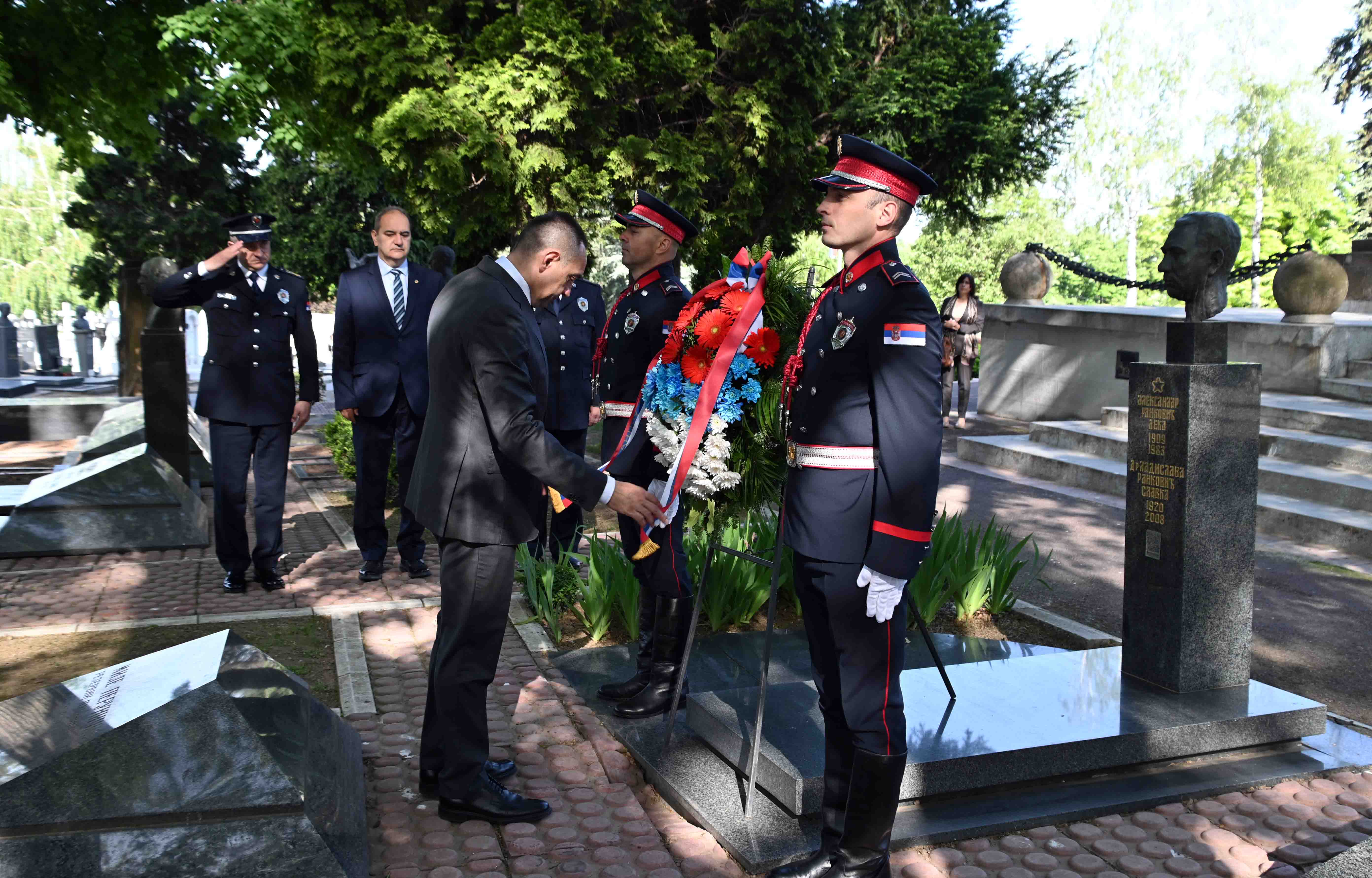 Министар Вулин положио је данас на Новом гробљу у Београду венце на споменике првим антифашистичким министрима унутрашњих послова