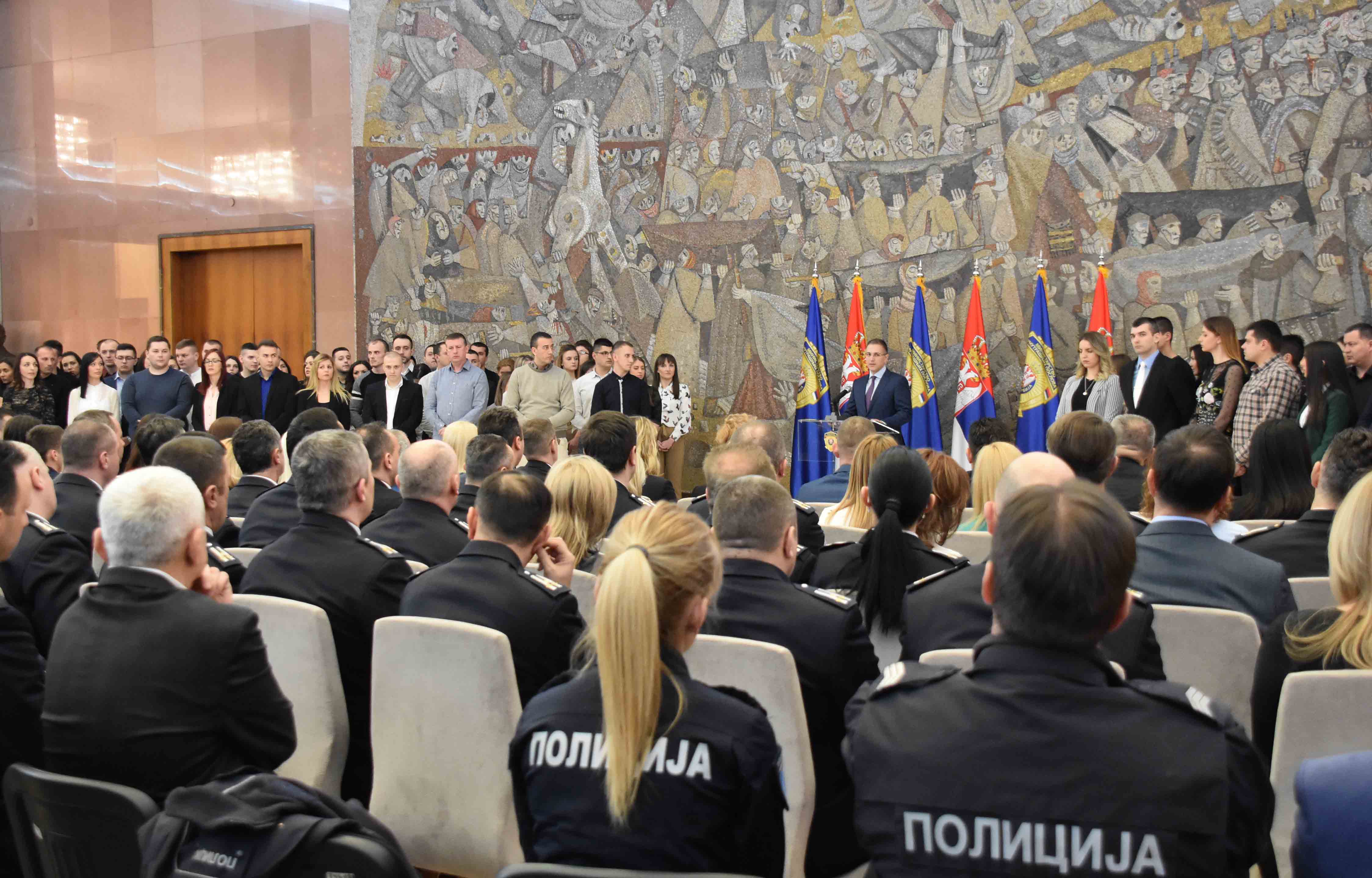 Министар Стефановић уручио решења о пријему у радни однос члановима породица погинулих и рањених припадника МУП-а