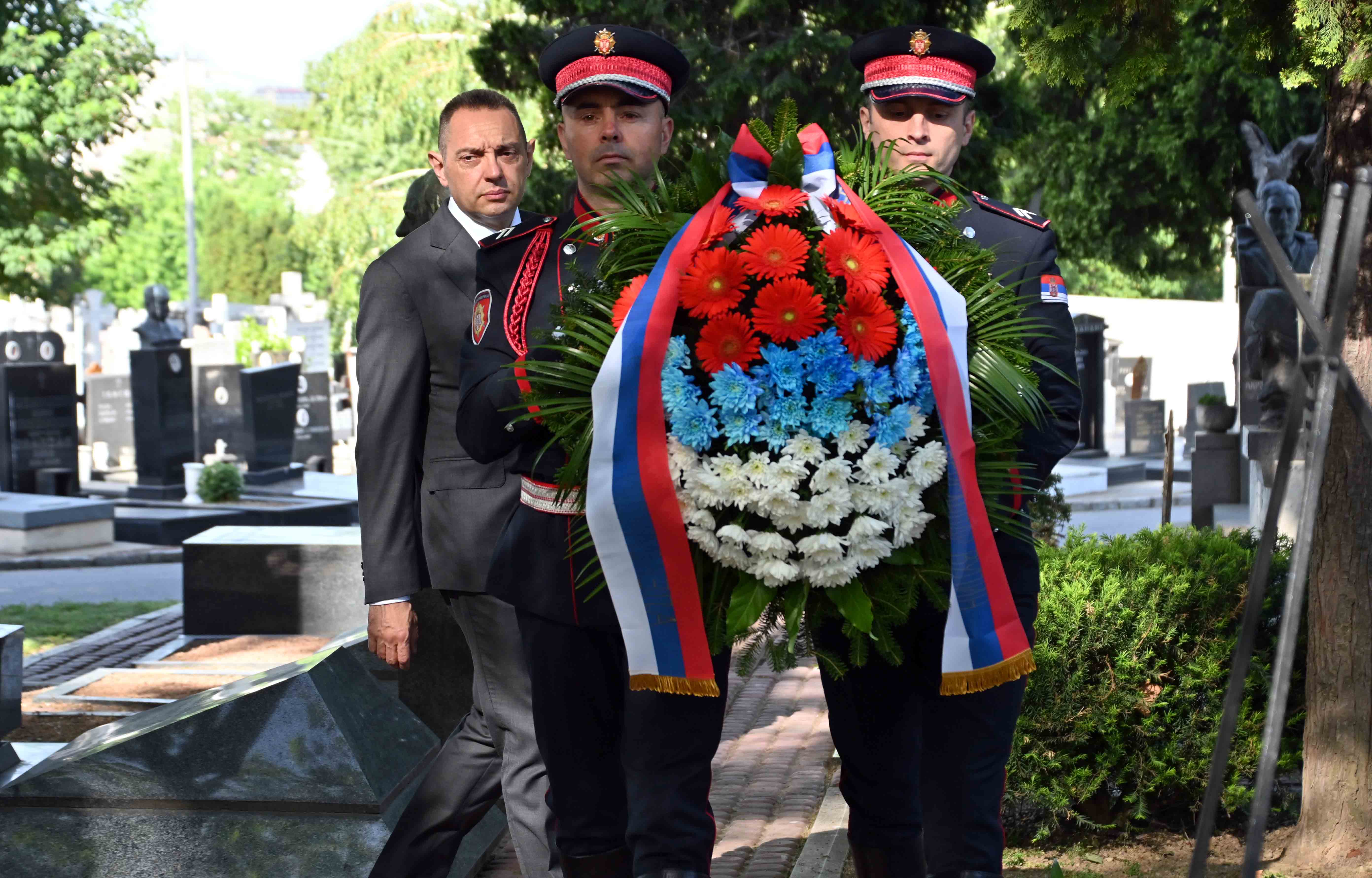 Министар Вулин положио је данас на Новом гробљу у Београду венце на споменике првим антифашистичким министрима унутрашњих послова
