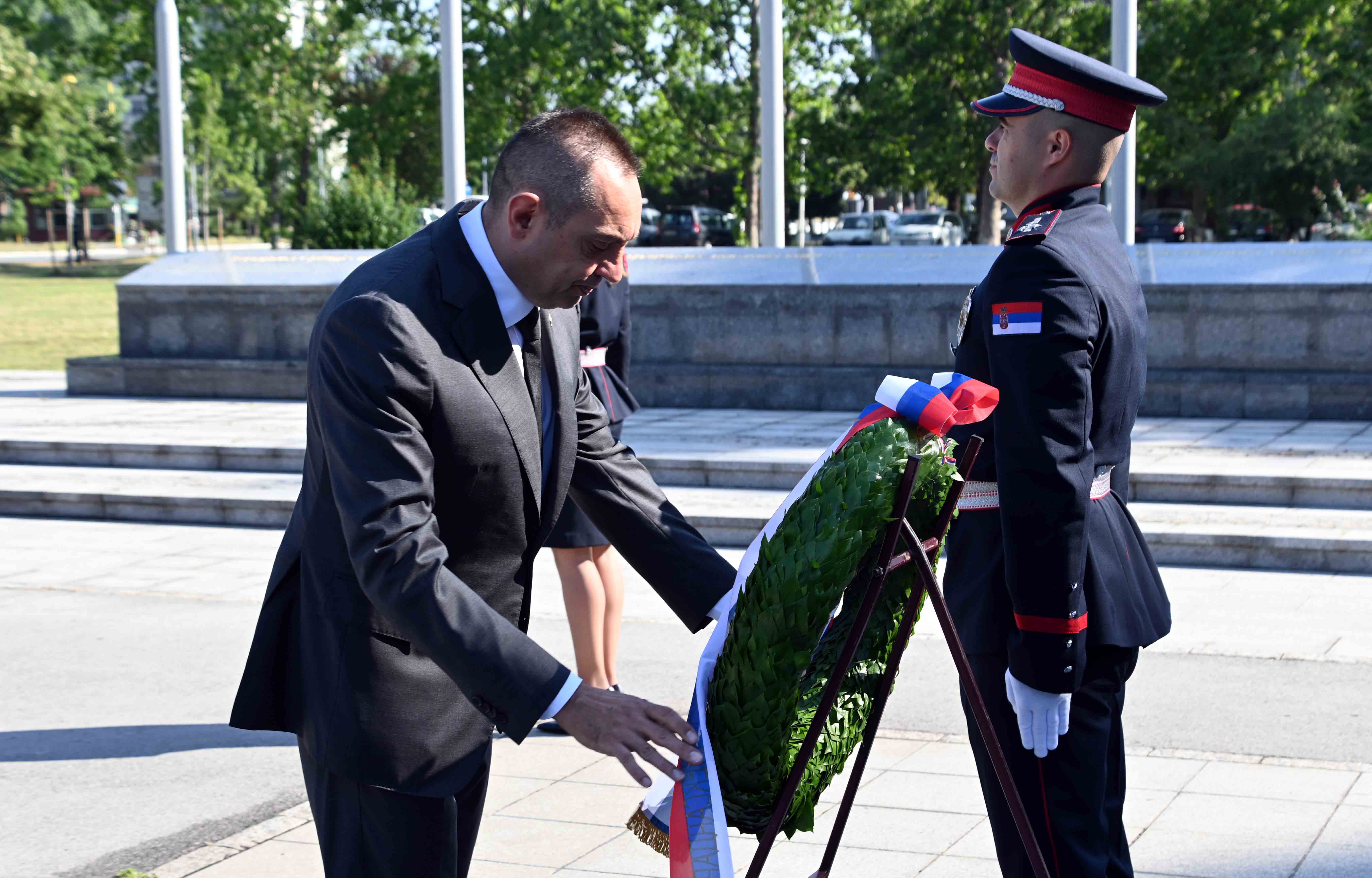 Министар Вулин положио је венац на спомен-обележје у знак сећања на припаднике МУП-а који су жртвовали своје животе