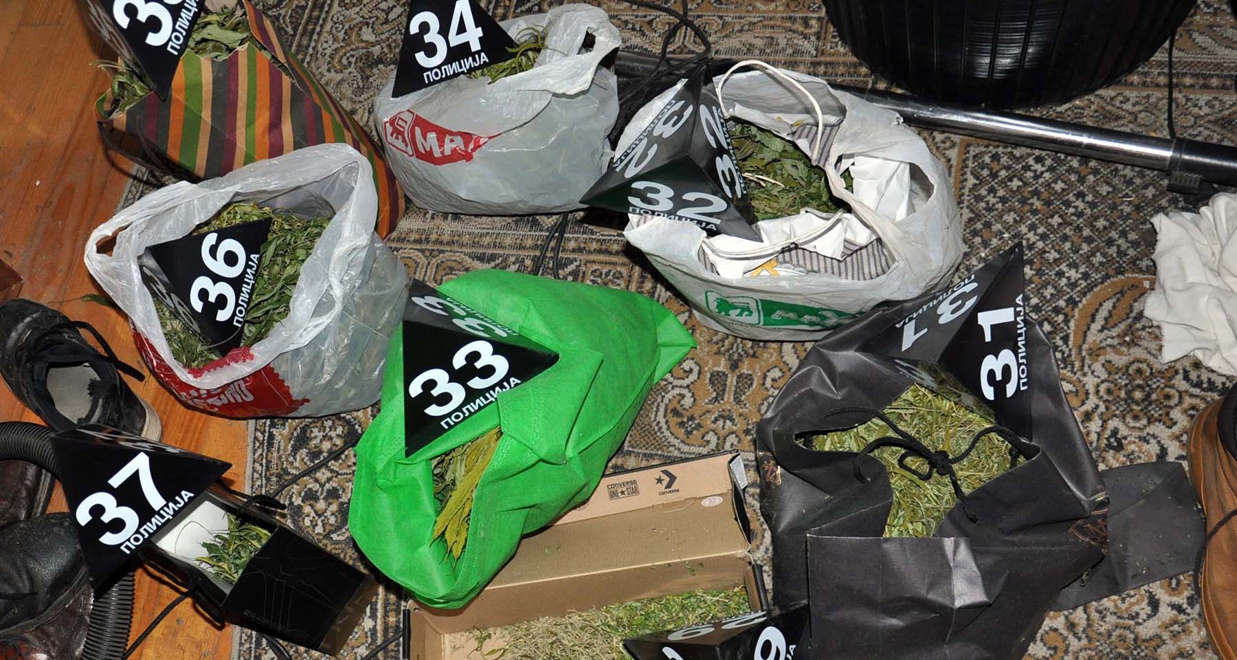 Zaplenjeno oko četiri kilograma marihuane, semenke kanabisa, stabljike indijske konoplje i uhapšen osumnjičeni