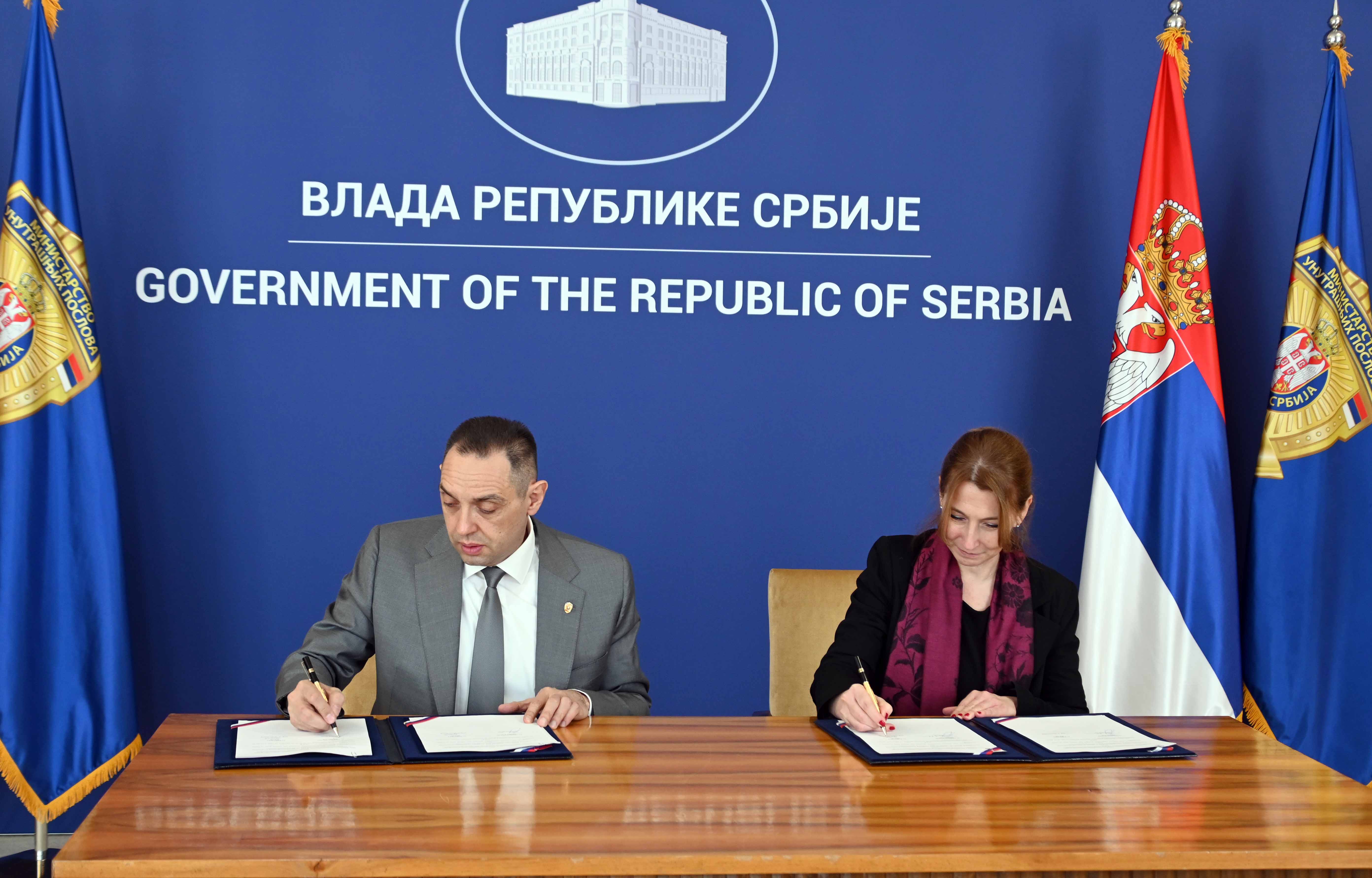Ministar Aleksandar Vulin potpisao je danas sa dekanima sedam viskoobrazovnih ustanova u Srbiji Sporazum o poslovnoj saradnji