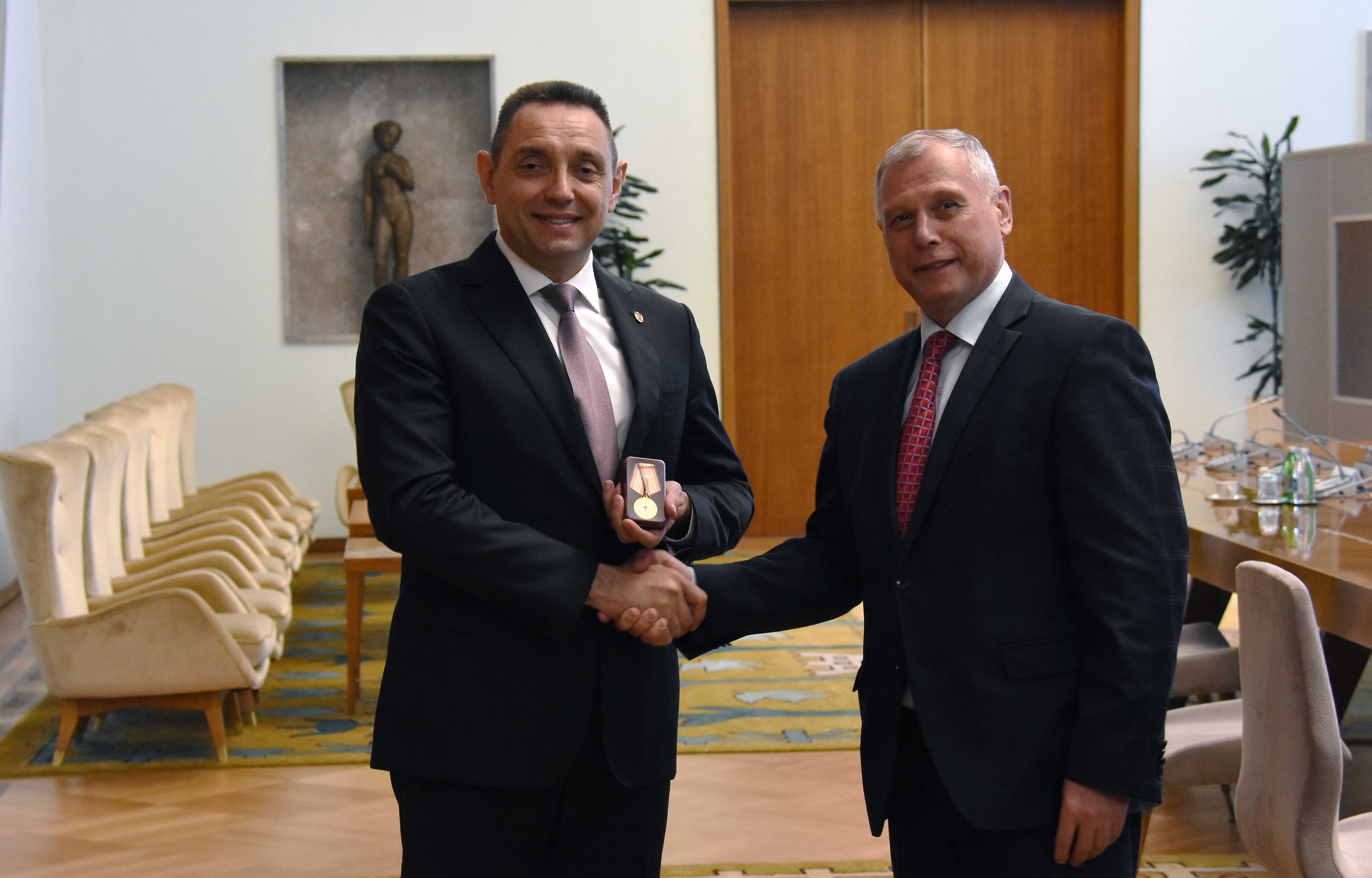 Министар Вулин одликован медаљом МЧС-а