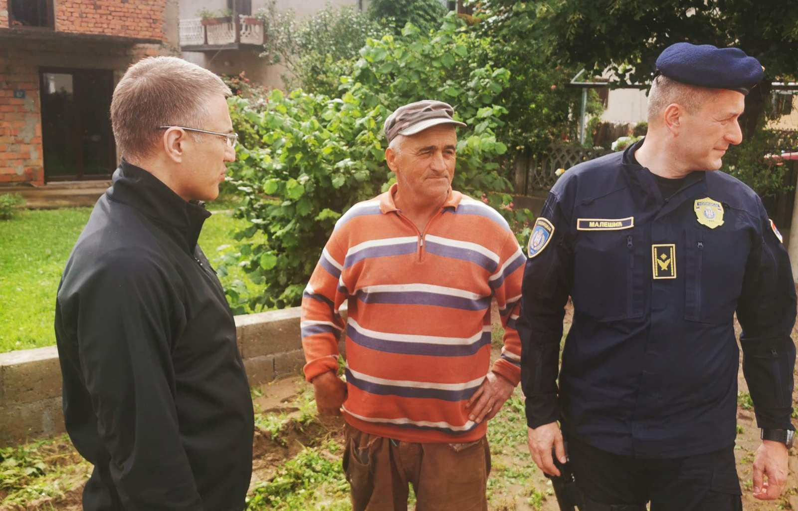 Стефановић обишао припаднике МУП-а који у Осечини помажу грађанима чије су куће угрожене поплавом