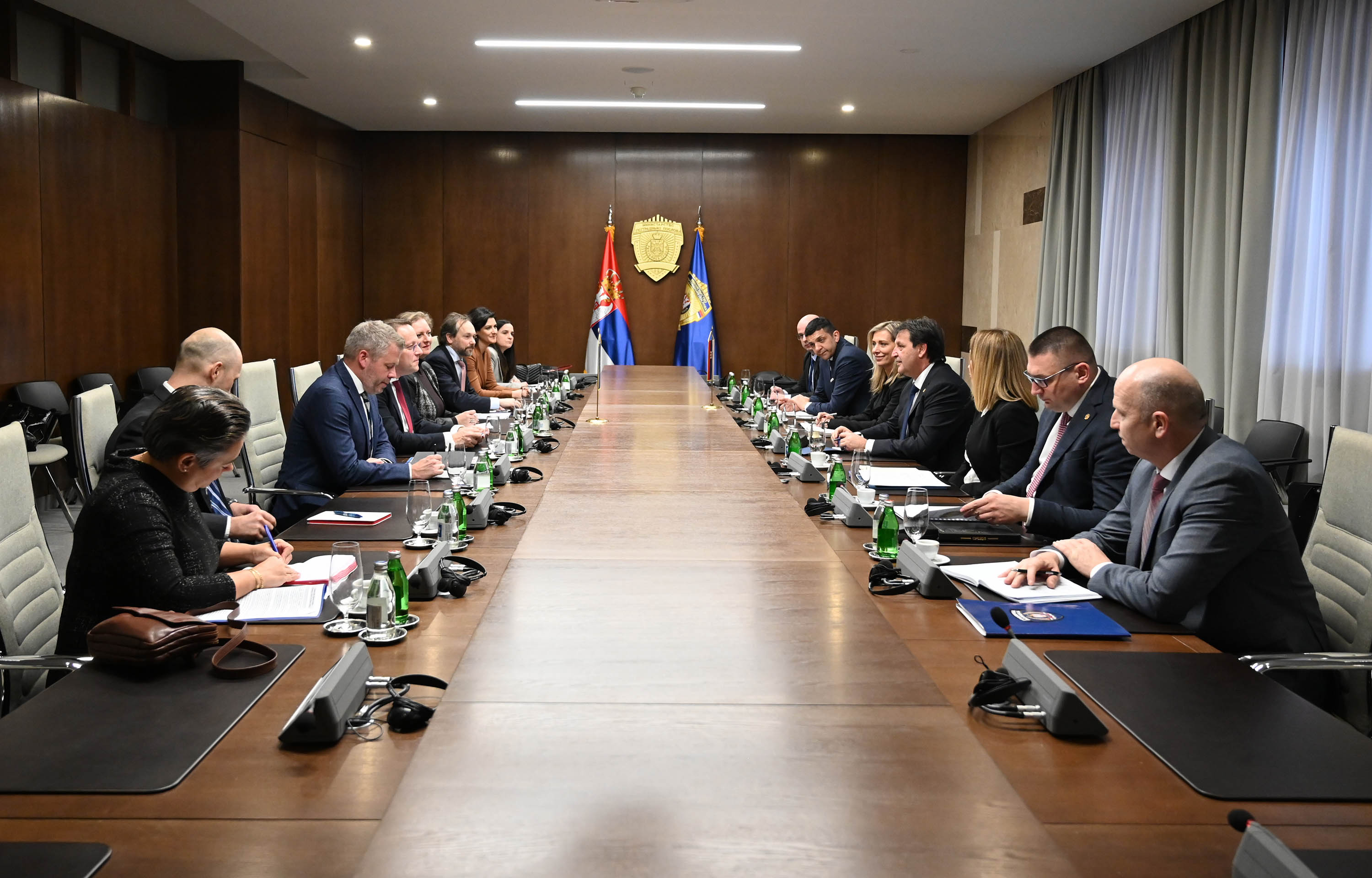 Министар Гашић се састао са комесаром Европске Уније Вархељијем