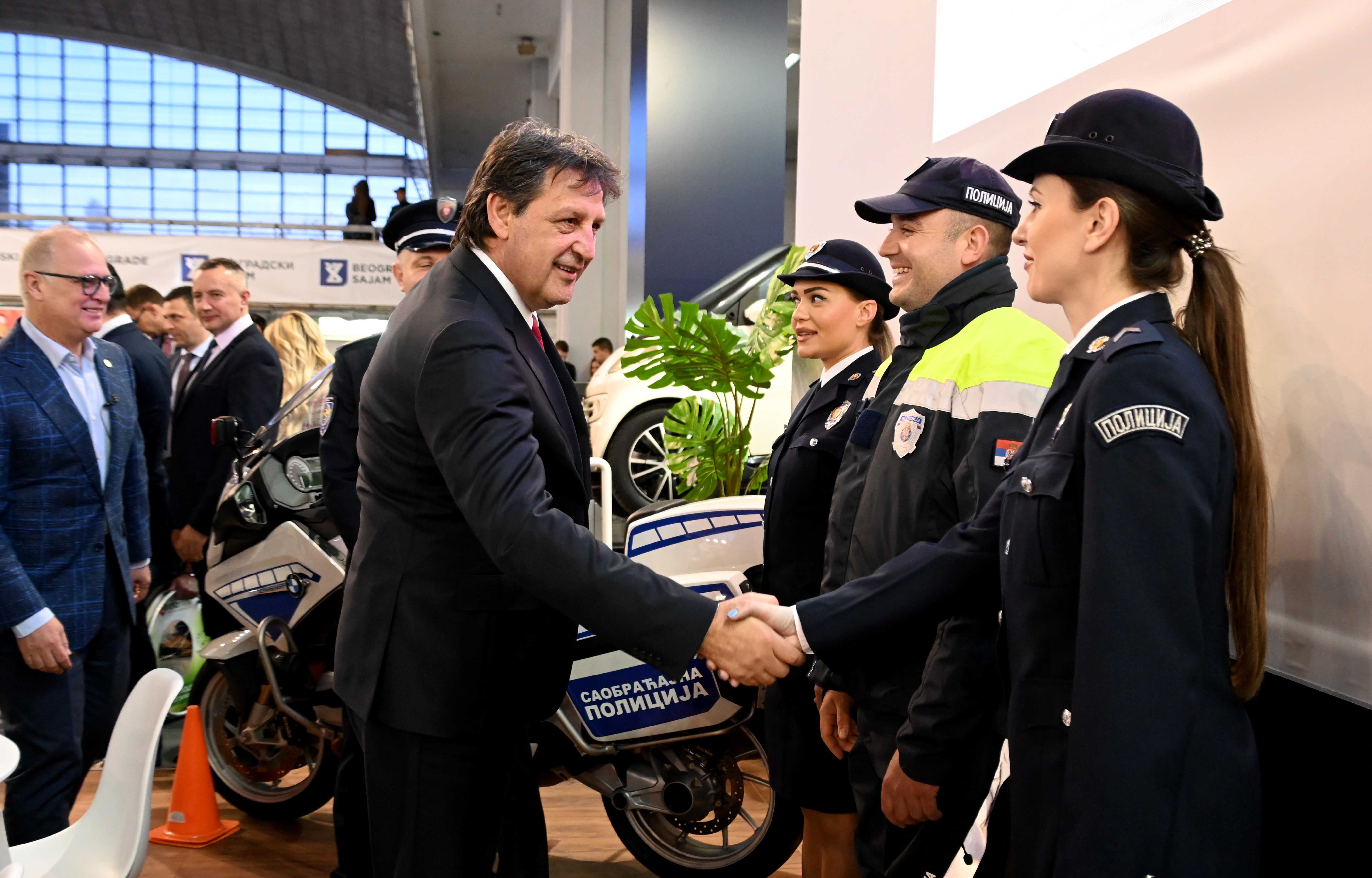 Посетиоцима Међународног сајма аутомобила у Београду представљена опрема коју користи саобраћајна полиција у свакодневном раду