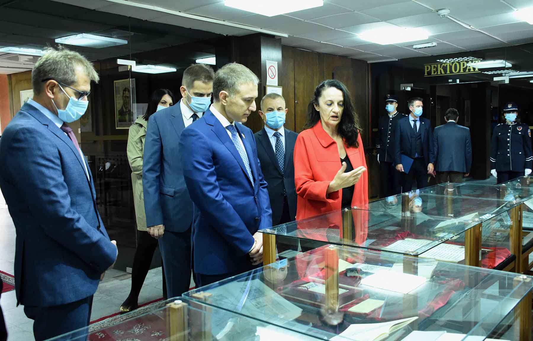 Ministar Stefanović obišao izložbu „Zakonom zaštićene stare i retke knjige“ na KPU