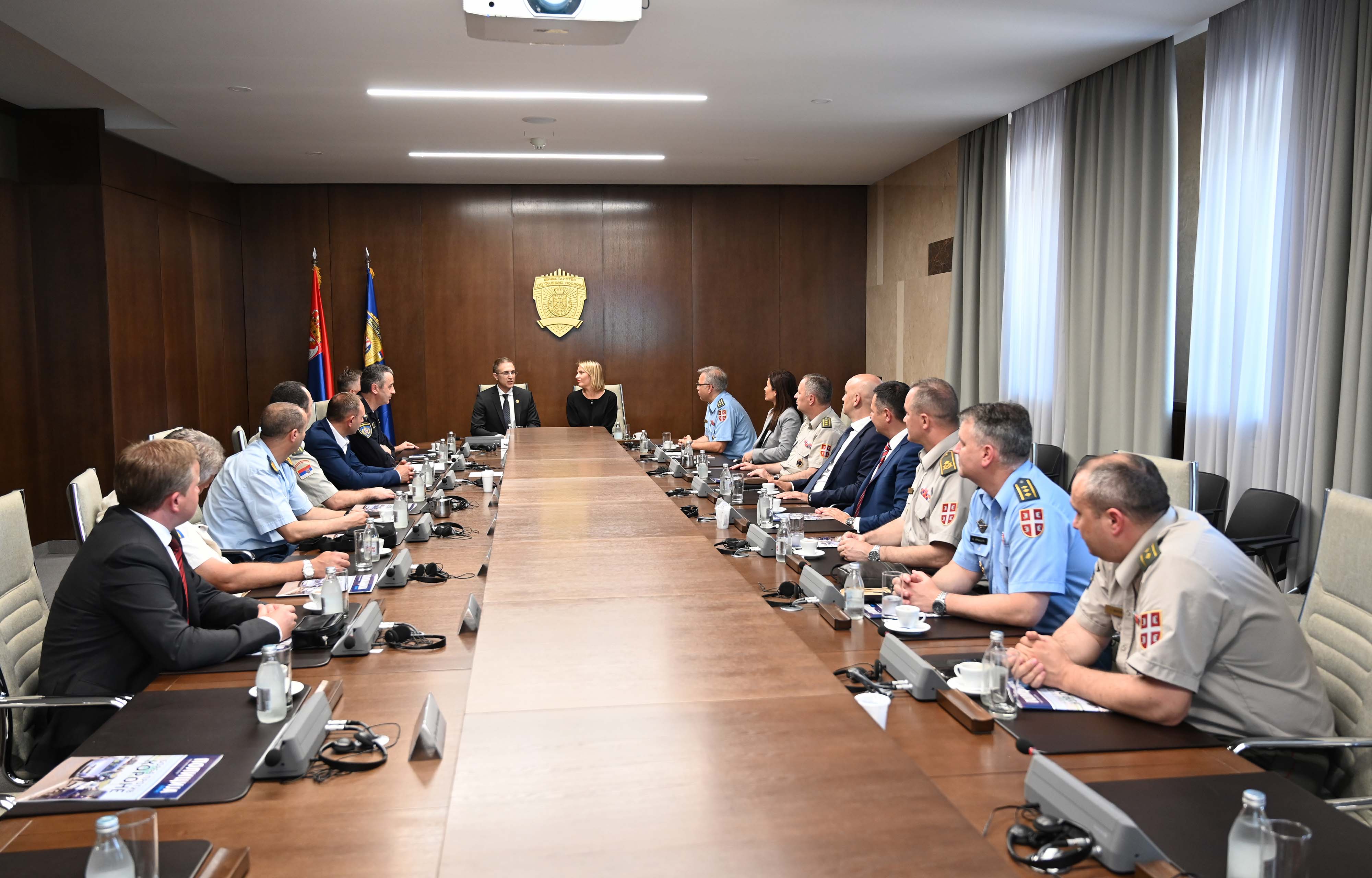 Ministar Stefanović razgovarao sa polaznicima 9. klase Visokih studija bezbednosti i odbrane