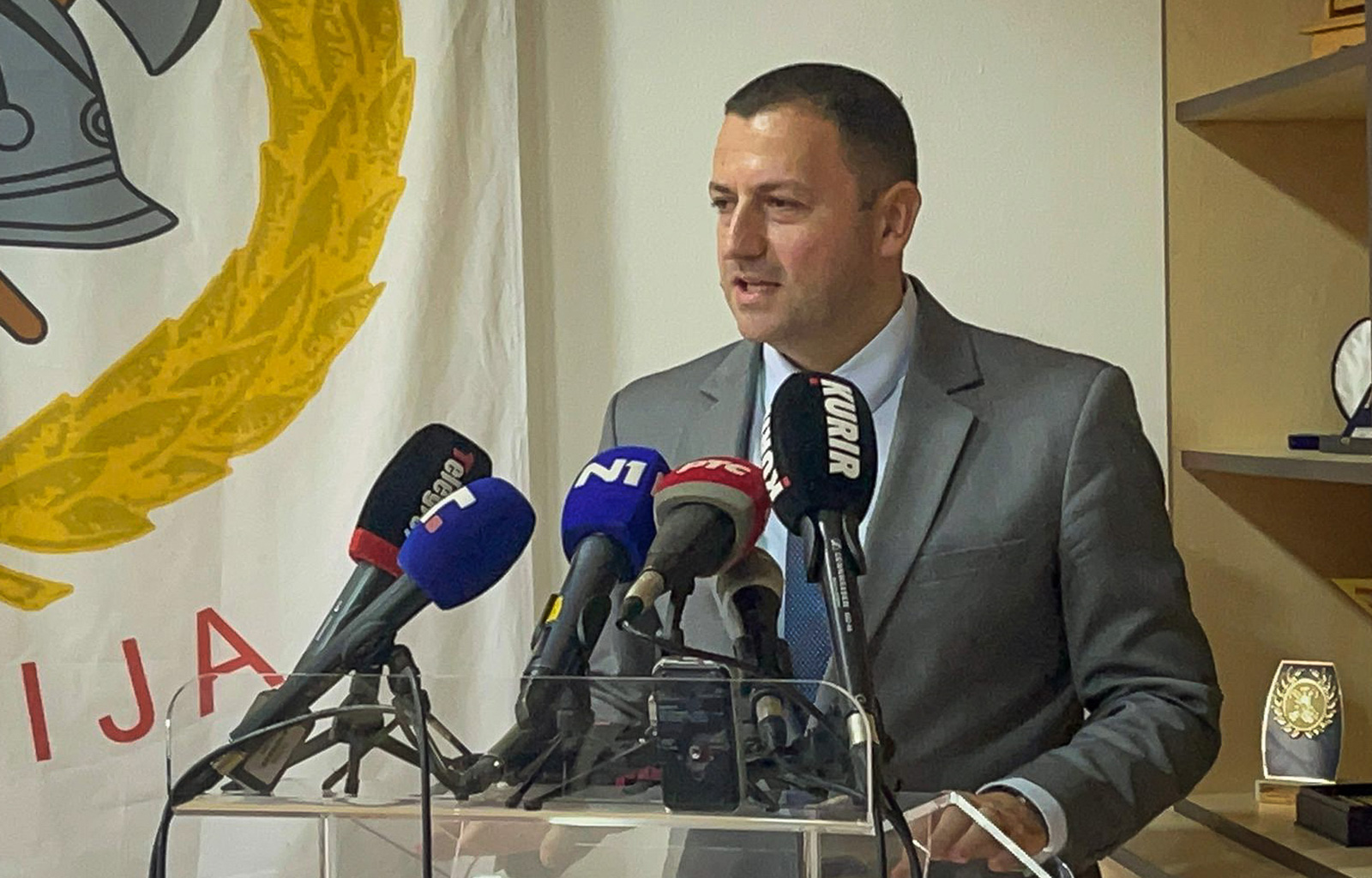 Амбасадор САД у Београду Кристофер Хил уручио вредну донацију Ватрогасном савезу Србије