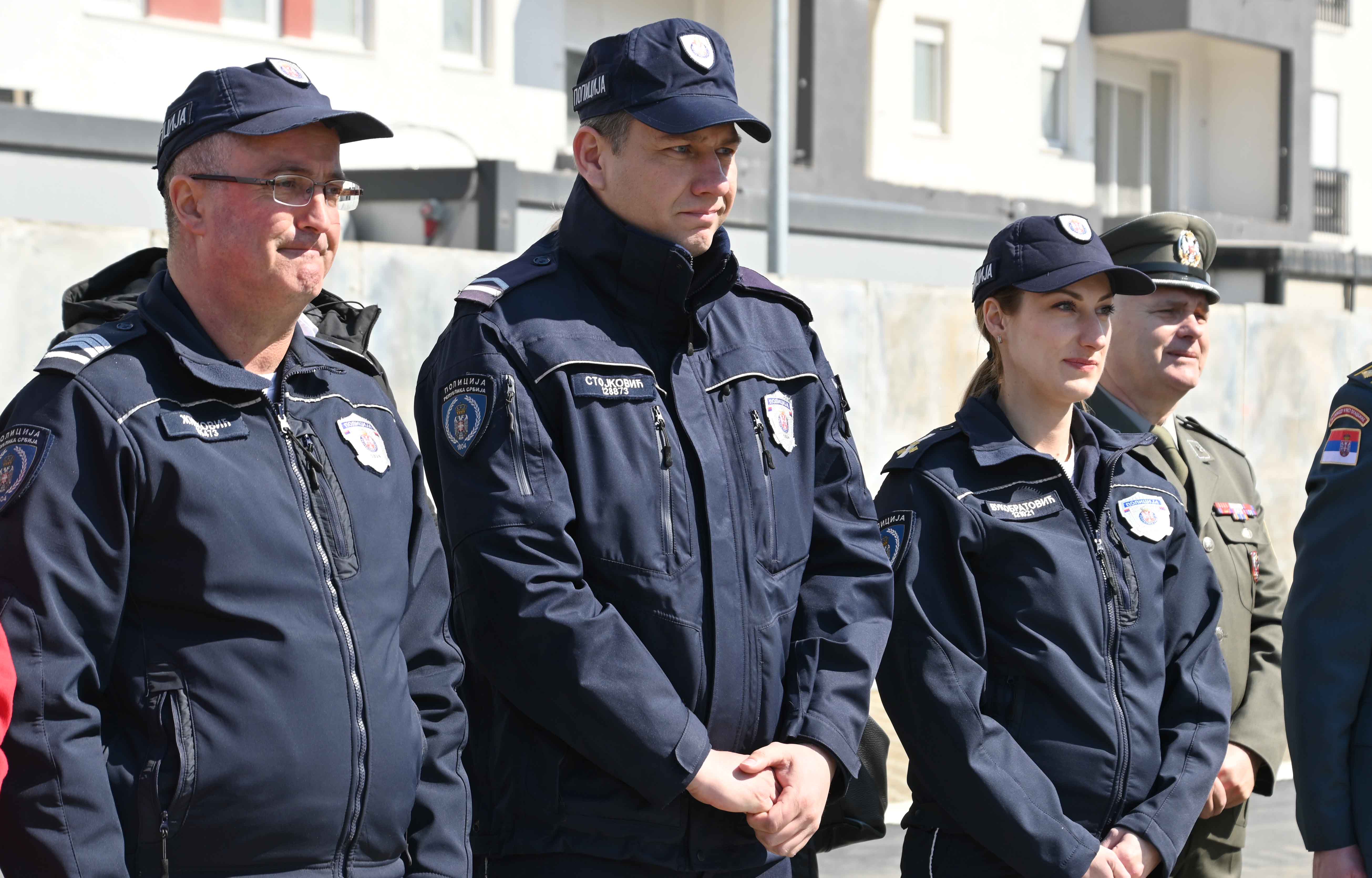 Državni sekretar MUP-a Bojan Jocić prisustvovao je, danas u Zemunu, dodeli klјučeva stanova pripadnicima snaga bezbednosti