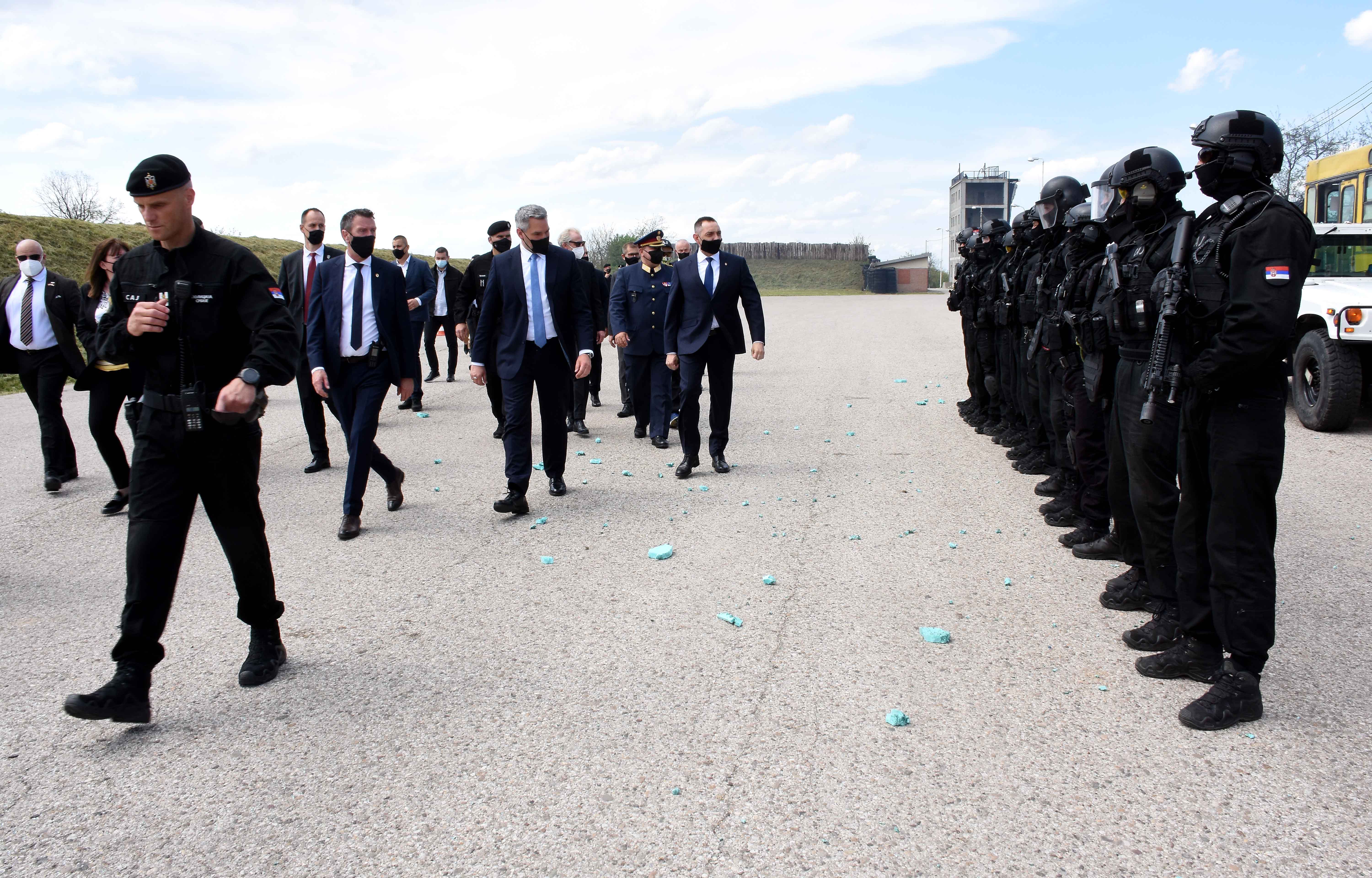 Министри Вулин и Нехамер обишли су данас базу Специјалне антитерористичке јединице
