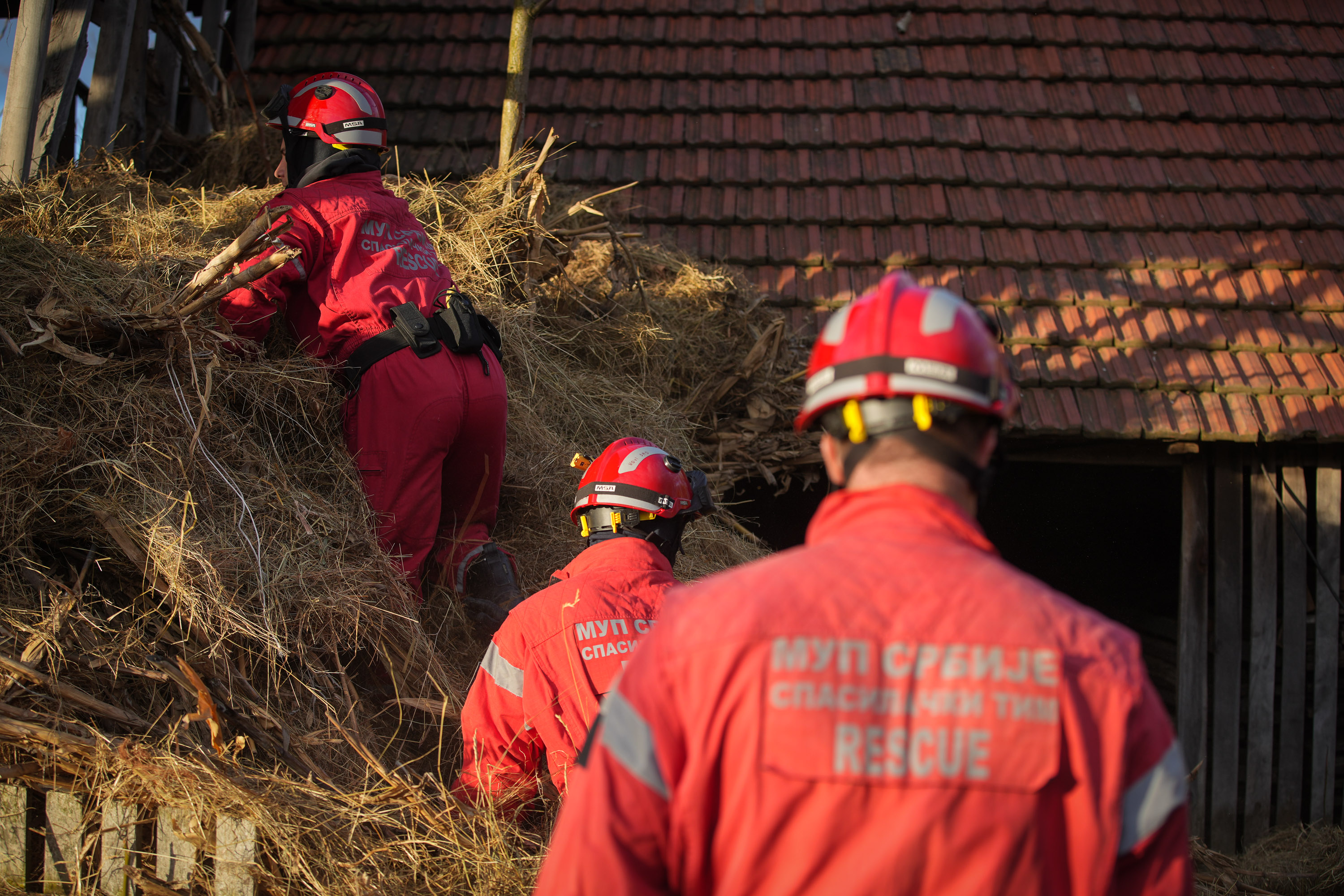 Специјалистички тимови МУП-а за спасавање претражују терен око куће