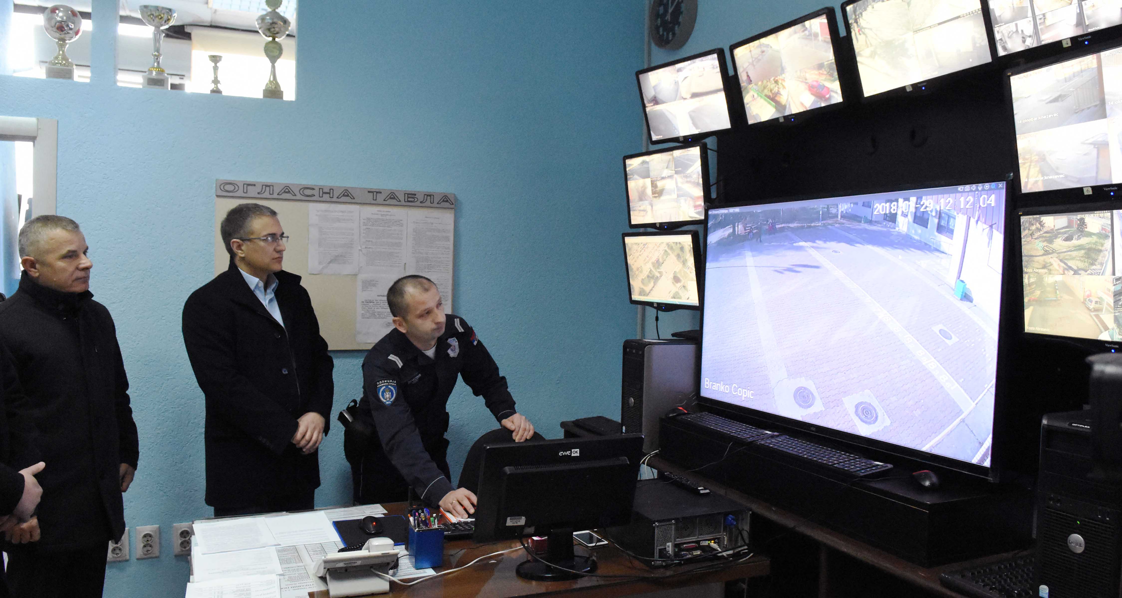 Ministar Stefanović obišao  Policijsku stanicu Rakovica gde je pušten u rad monitoring centar