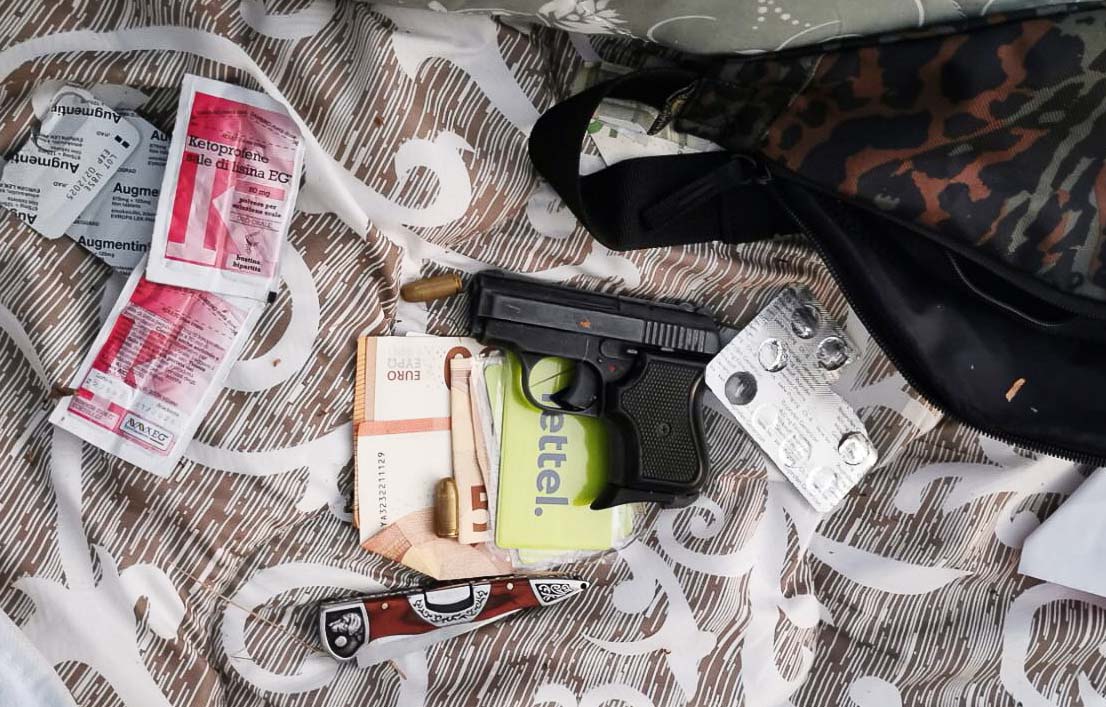 Ухапшена четири ирегуларна мигранта и заплењено пет комада ватреног оружја