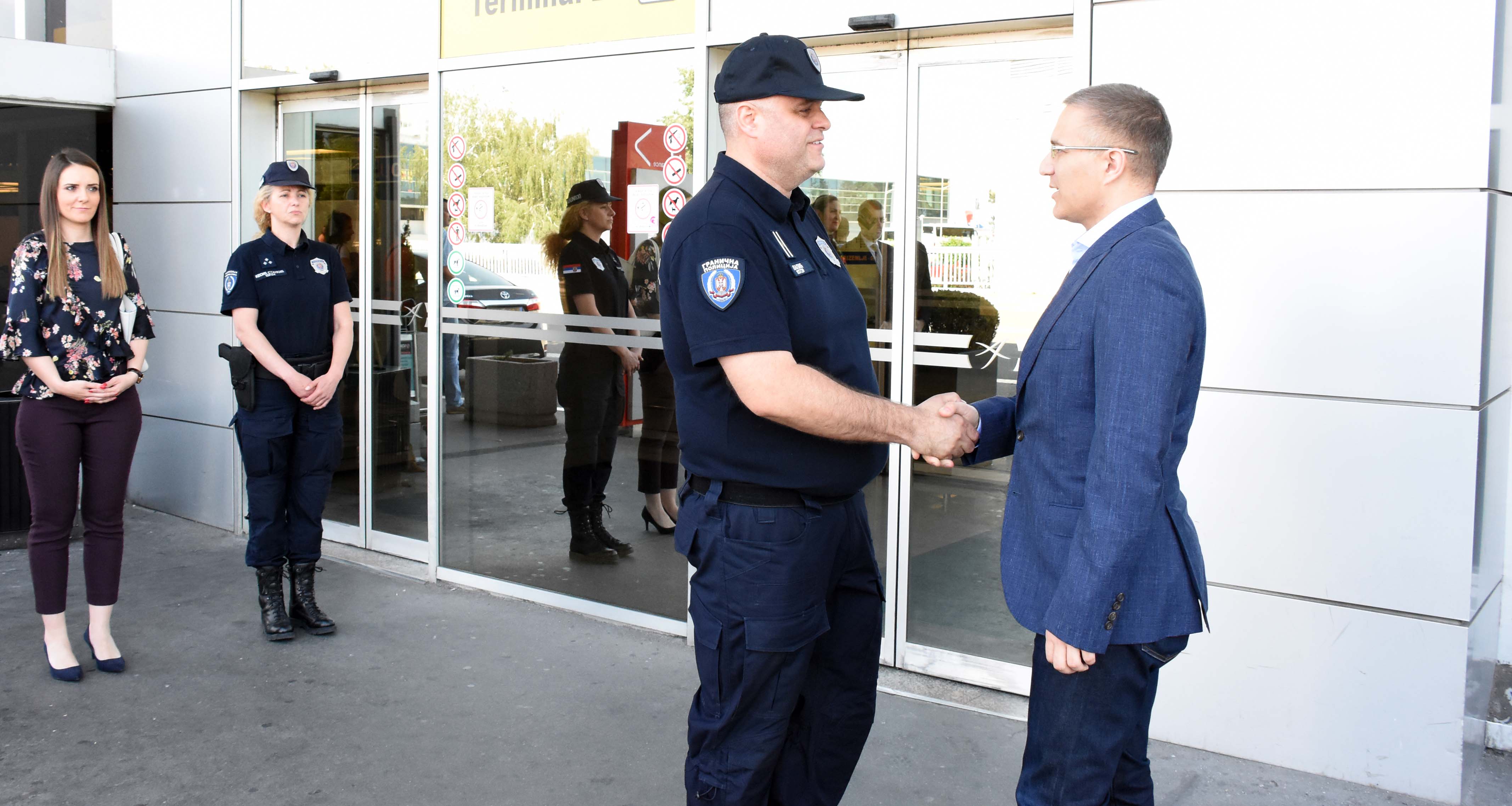 Ministar Stefanović uručio nova patrolna vozila Stanici granične policije Beograd na Aerodromu „Nikola Tesla“