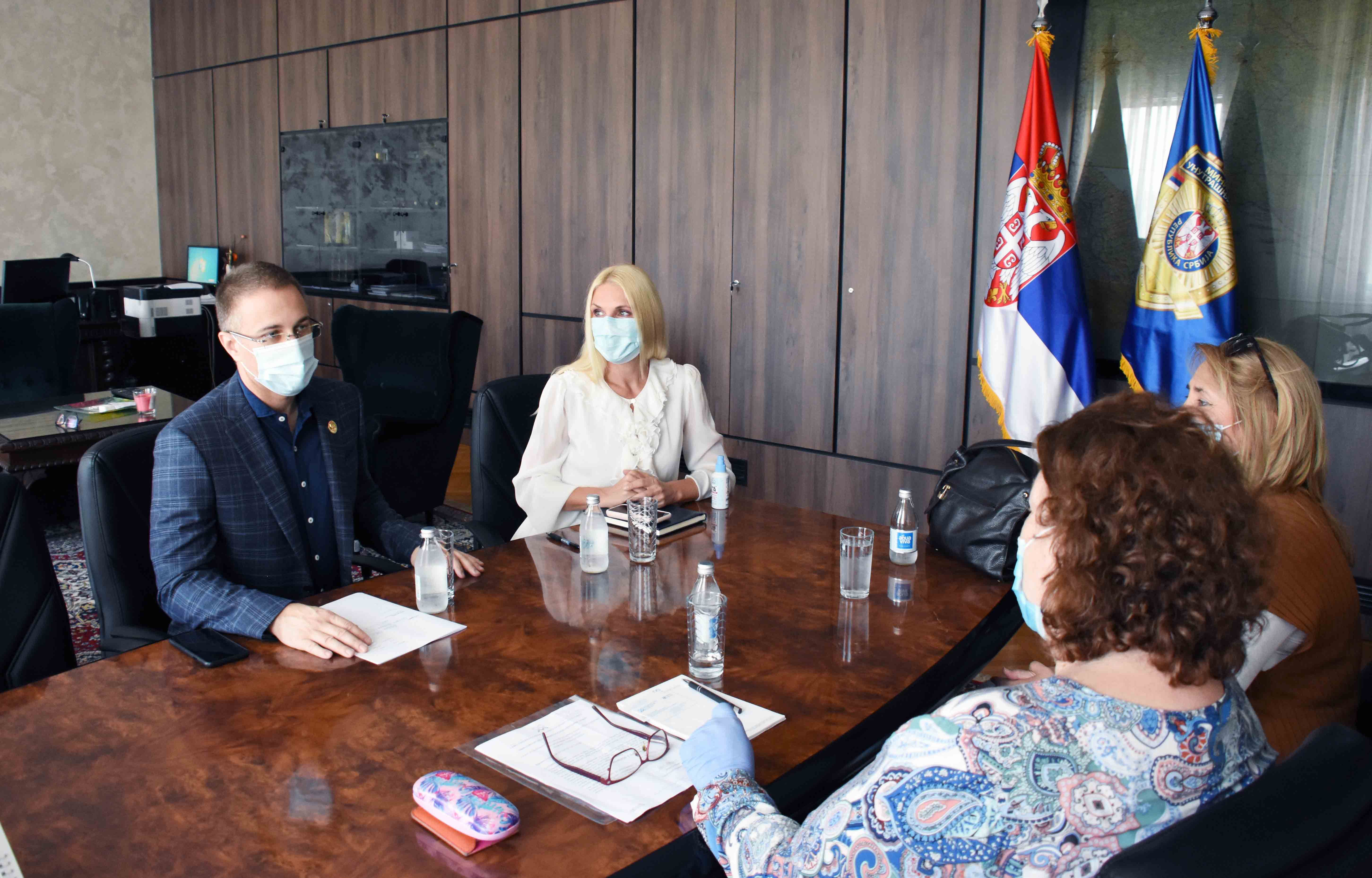 Mинистар Стефановић разговарао  са представницама Савеза удружења Србије за помоћ особама са аутизмом
