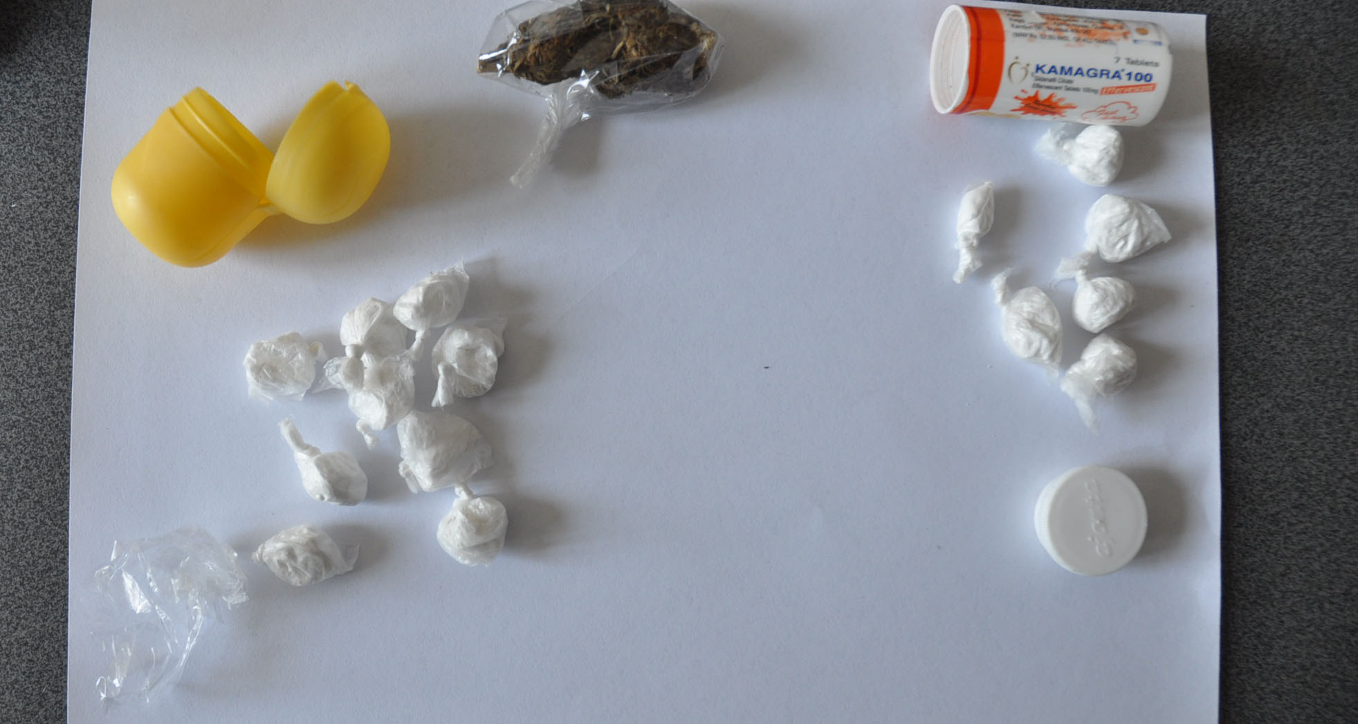 Заплењено више од 1.000 таблета МДМА, кокаин и амфетамин