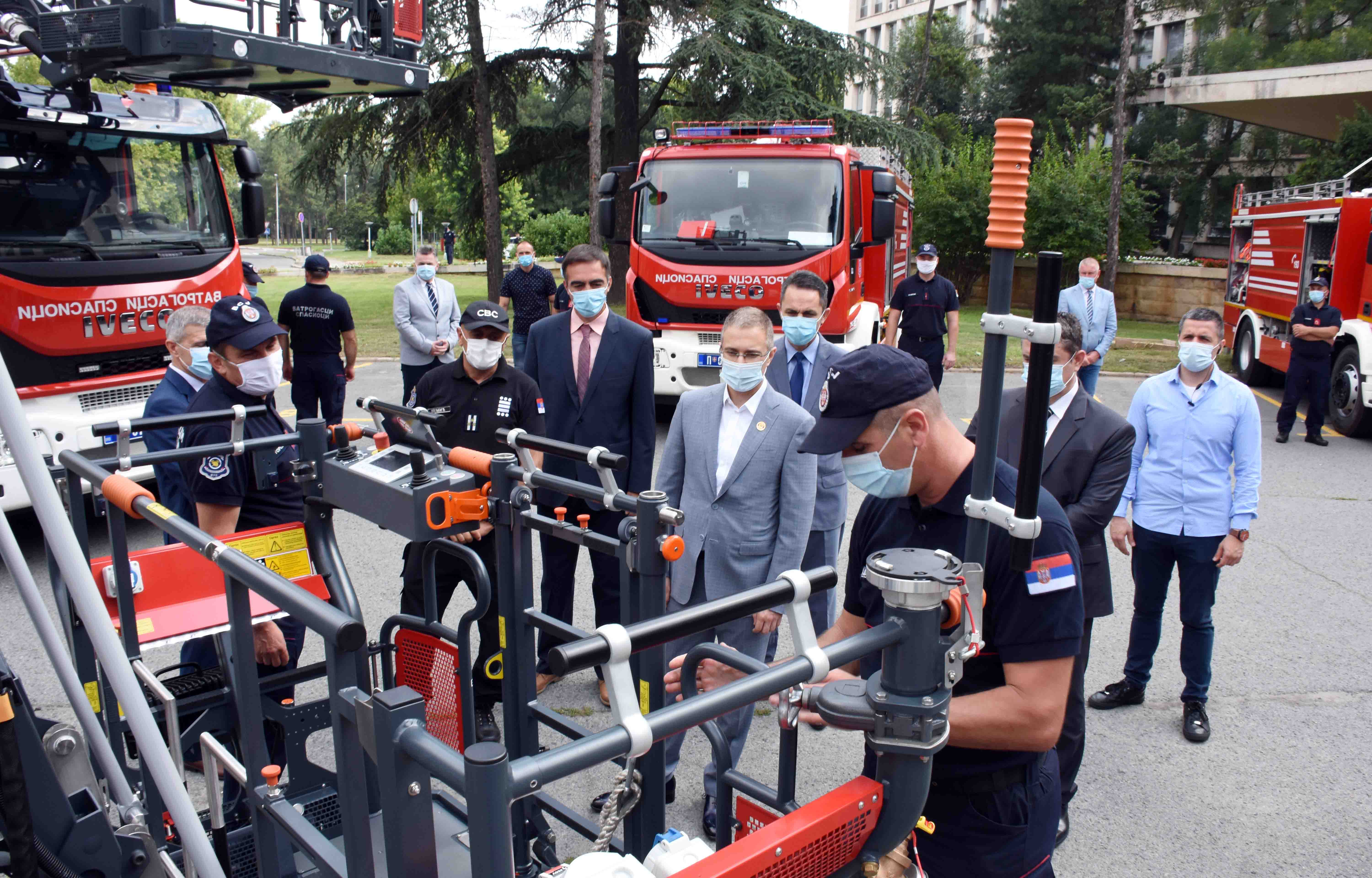 Стефановић: Министарство унутрашњих послова континуирано улаже у подизање капацитета ватрогасно-спасилачких јединица и полиције