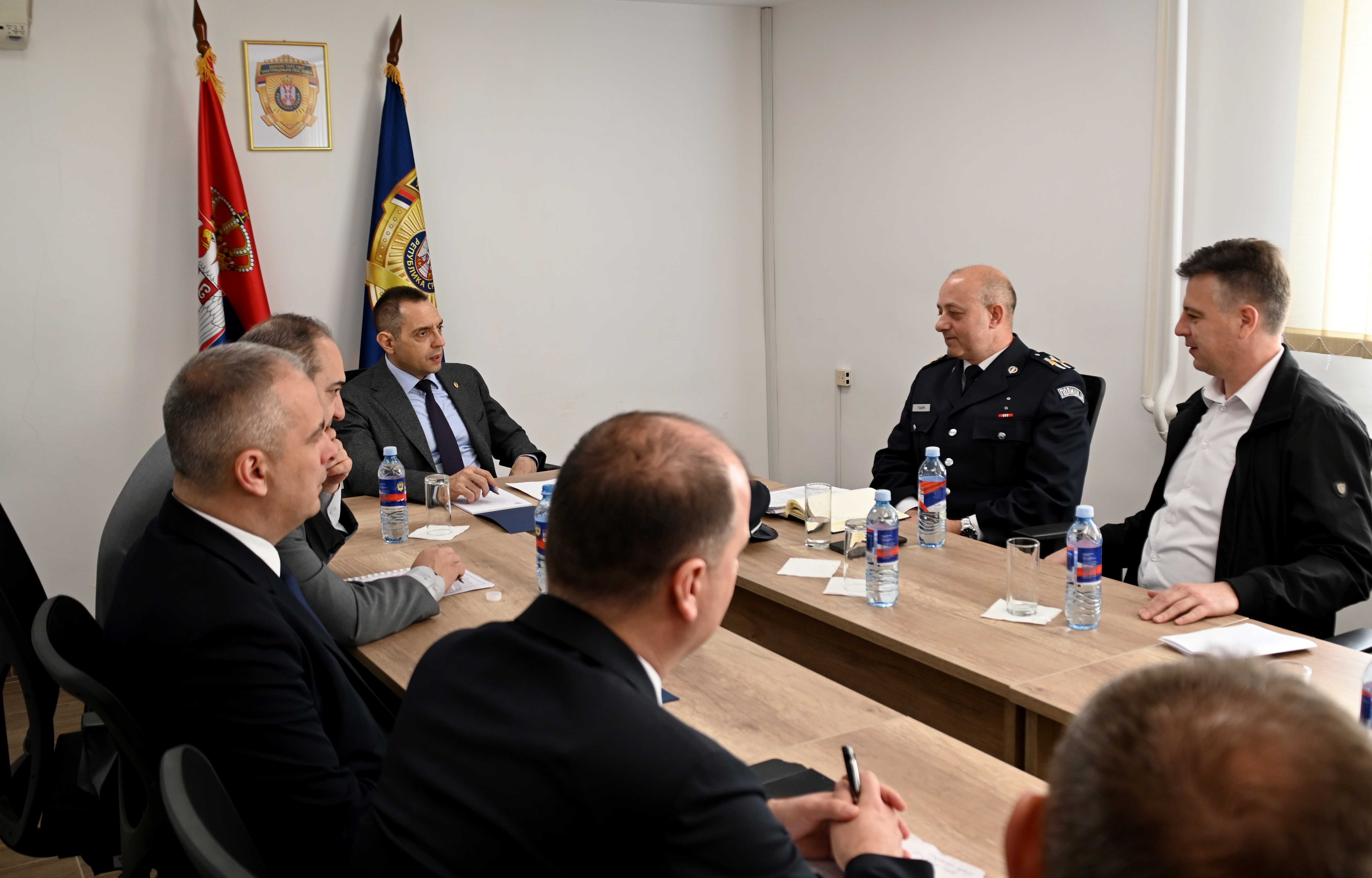 Министар Александар Вулин обишао Полицијску управу Пирот: Држава интензивно јача капацитете полиције, али и улаже у обуку кадрова