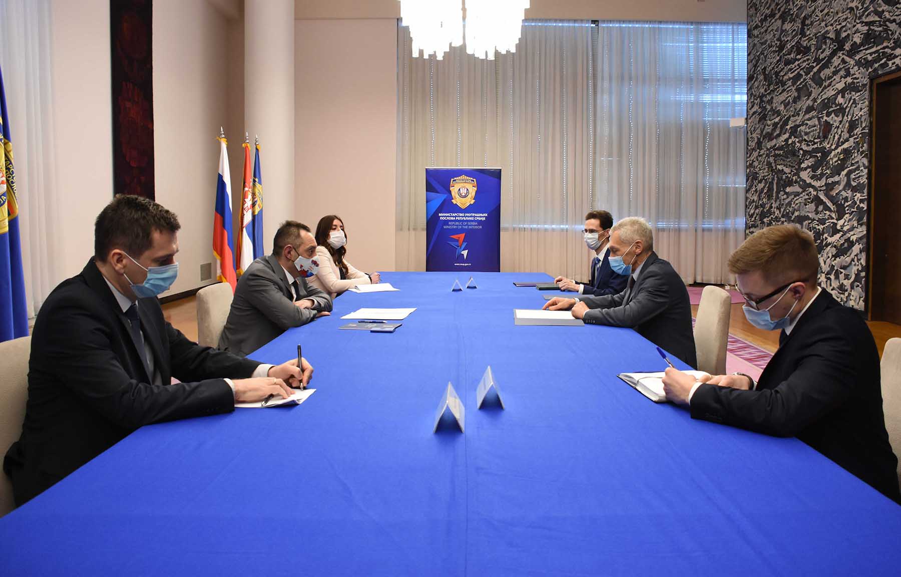 Министар Вулин разговарао са амбасадором Боцан-Харченком о даљем наставку сарадње двеју земаља