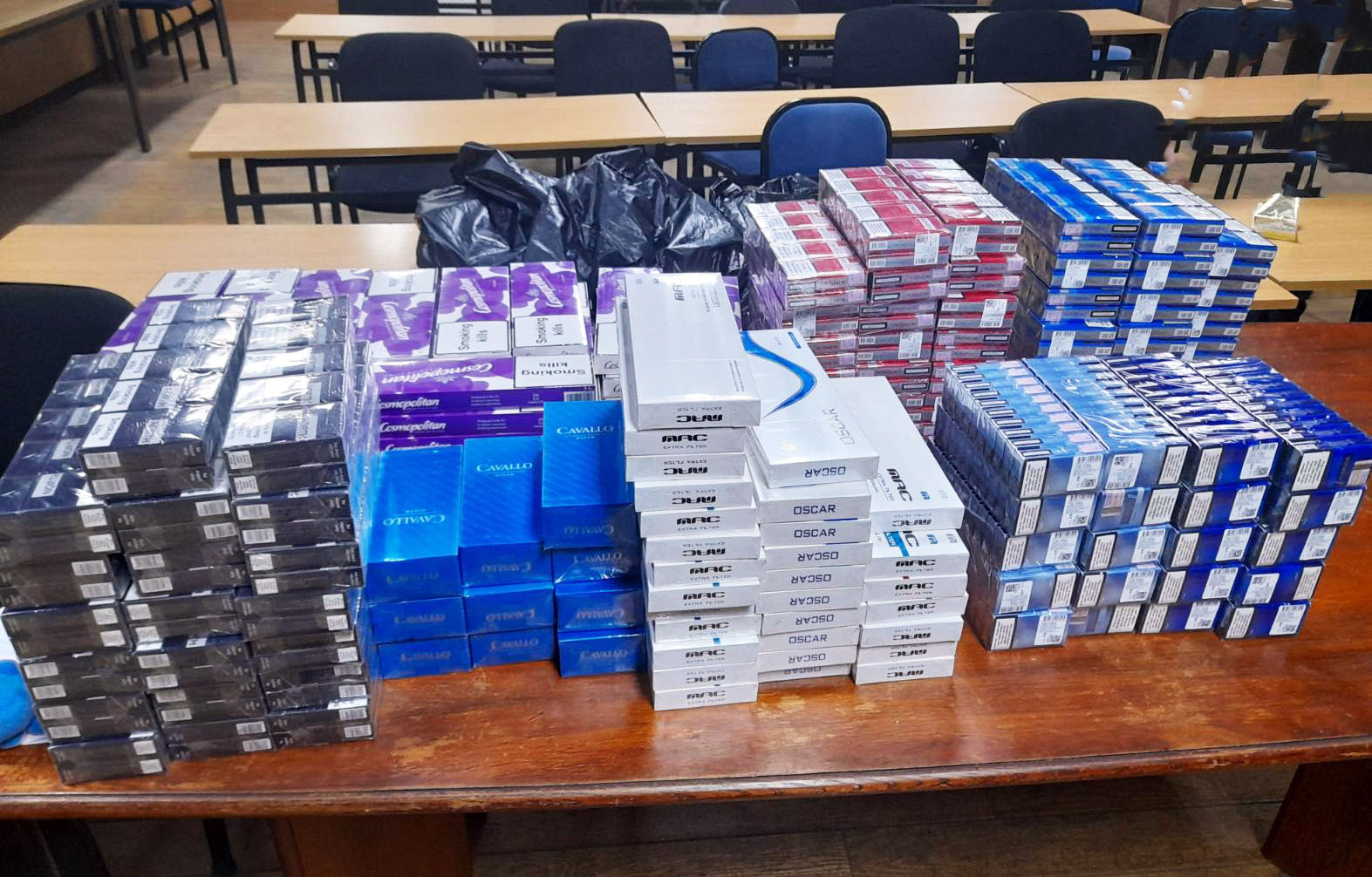 Одузето више од 500 паклица цигарета без акцизних маркица