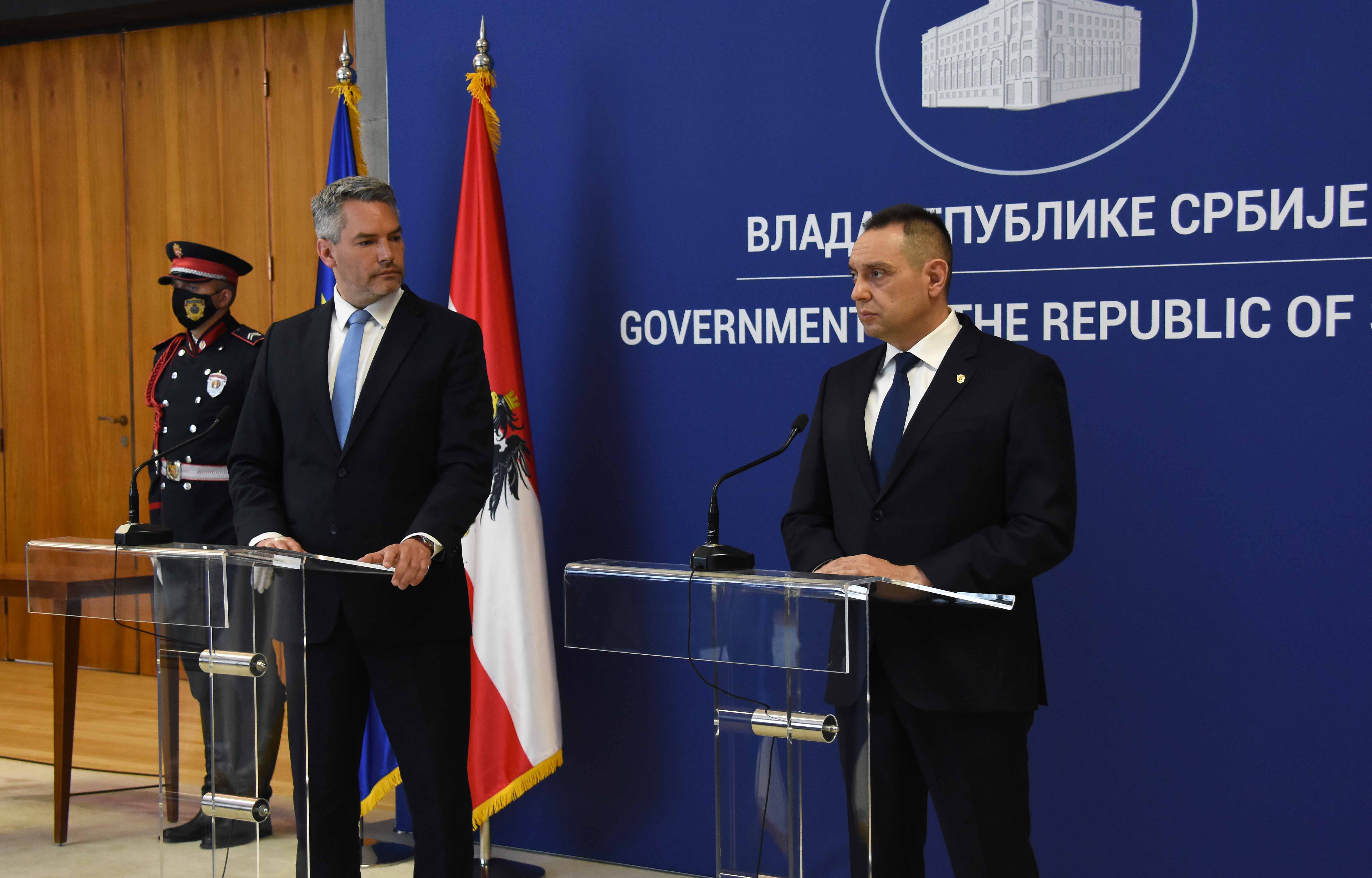 Министри Вулин и Нехамер: Србија и Балкан не могу постати паркинг за мигранте