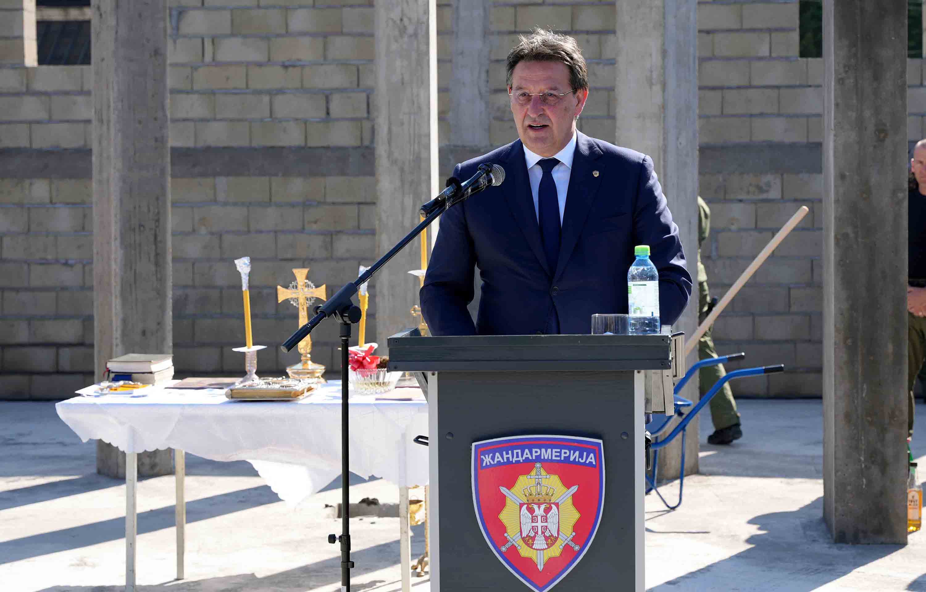 Osvećenje temelјa crkve Sveti knez Lazar i kosovski mučenici u bazi niškog odreda Žandarmerije u Aleksincu