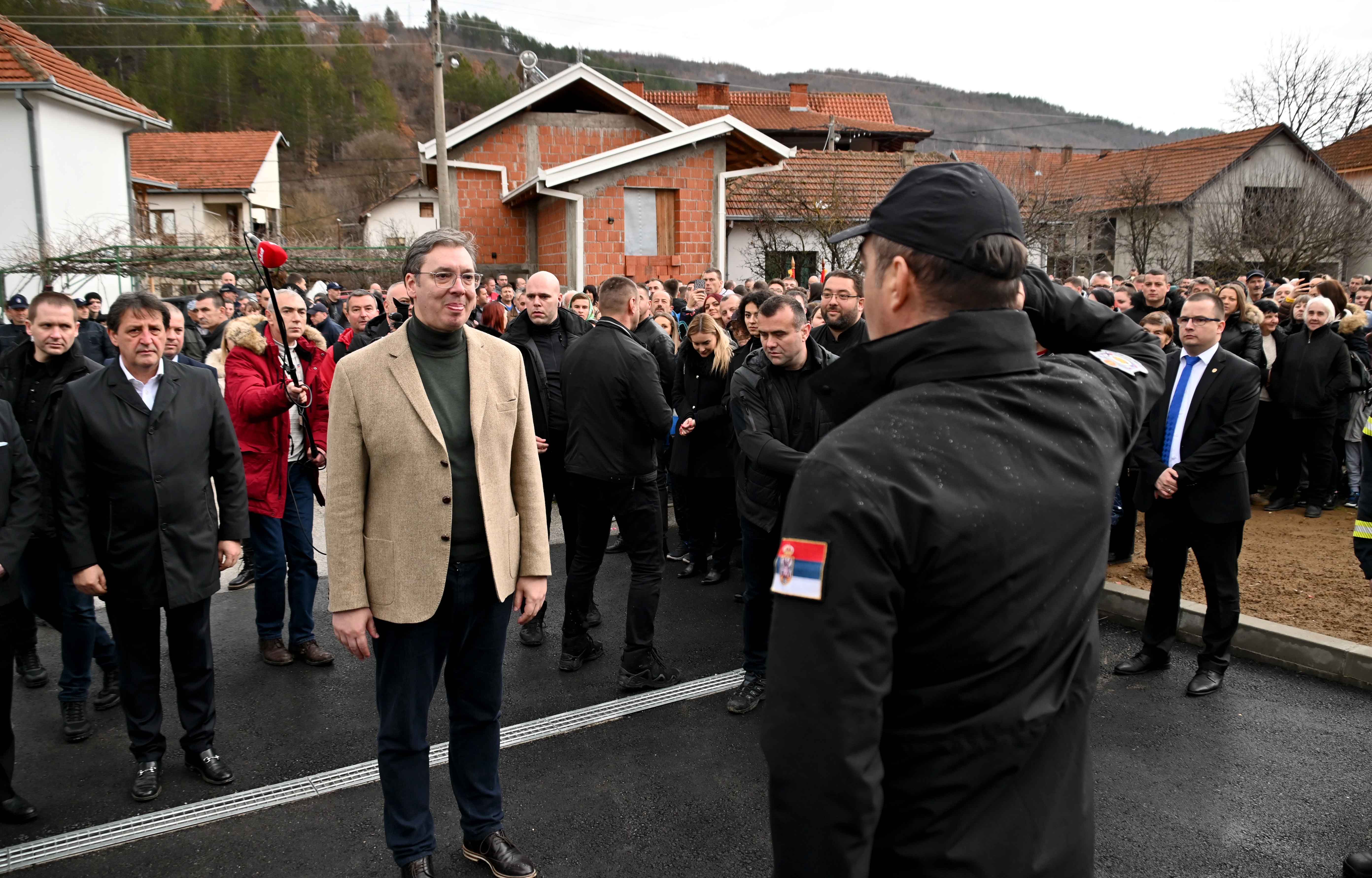 Ministar Gašić je zajedno sa predsednikom Republike Srbije Aleksandrom Vučićem obišao novoizgrađeni objekat SVS-a u Trgovištu