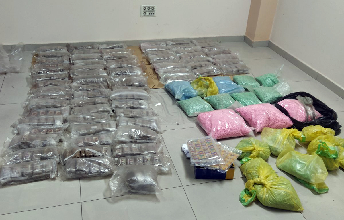 Полиција је пронашла и запленила око 71 килограм хашиша, око 40 килограма екстазија и око 50.000 комада ЛСД у облику сличица
